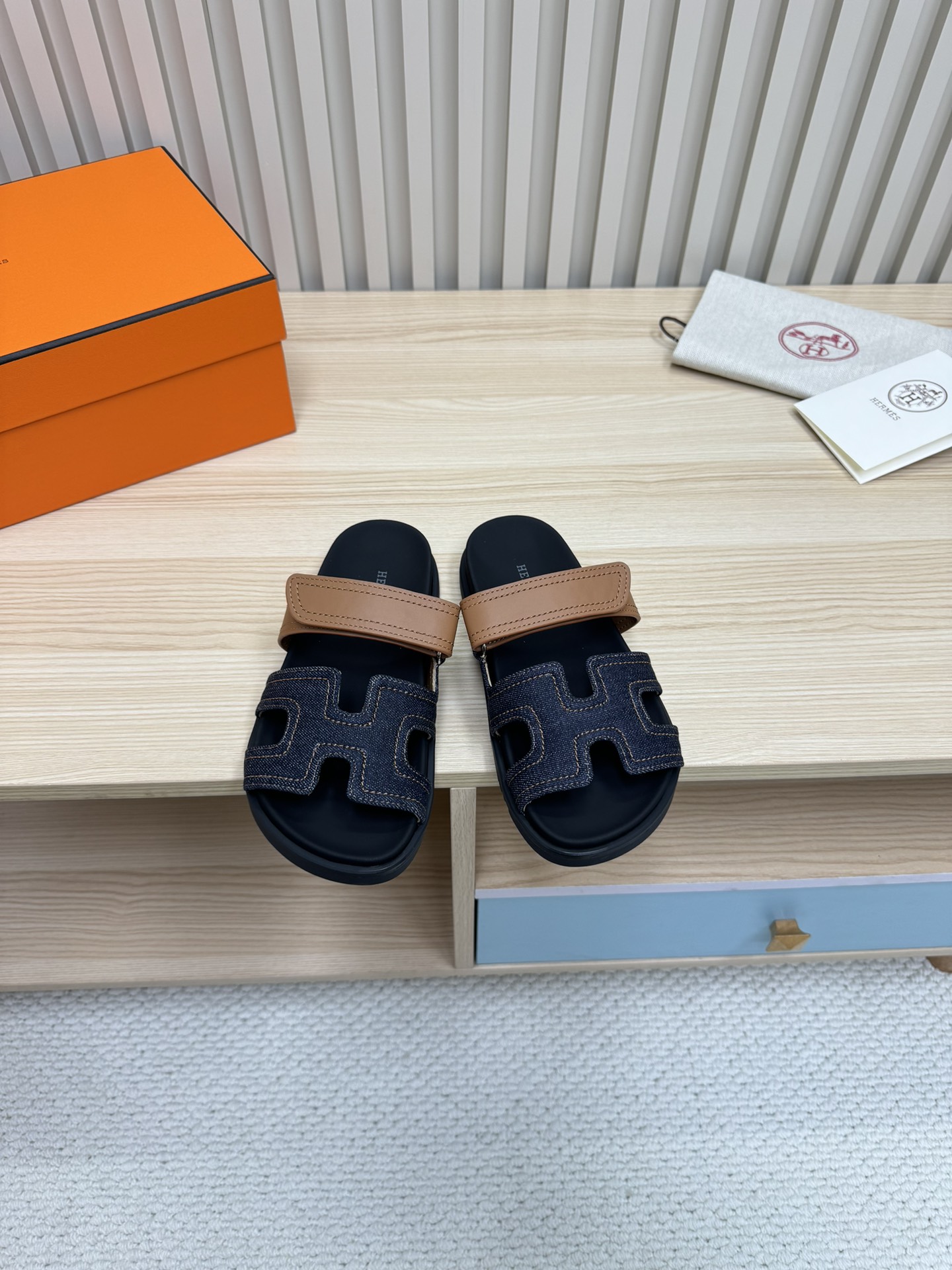 NO:173154,(Top version) Hermes Hermes The popular couple's second uncle-drag/pig nose corner sandal slippers, paired with various colorful socks, is very fashionable!  —————————— Upper imported cowhide/Yangjing leather/Cloth/Palm leather Imported cowhide/Sheepskin Outsole Tpu non-slip wear-resistant outsole Women's size 35-42 (40.41.42 No return or replacement) Men's size 39-45 (45 no return or replacement), Slippers, hermes, hermes, sandals, slippers, cowhide, sheepskin, sheep, socks19860909（顶级版本） Hermes 爱马仕 火到不行的情侣款二舅拖/猪鼻子夹角凉鞋拖鞋,搭配各种彩色袜子,潮爆了！ ———————— 鞋面进口牛皮/羊京皮/布面/掌纹皮 内里进口牛皮/羊皮 大底Tpu防滑耐磨大底 女码35-42（40.41.42不退不换) 男码39-45（45不退不换）,拖鞋,hermes,hermes,sandals,slippers,cowhide,sheepskin,sheep,socks,Women's Shoes