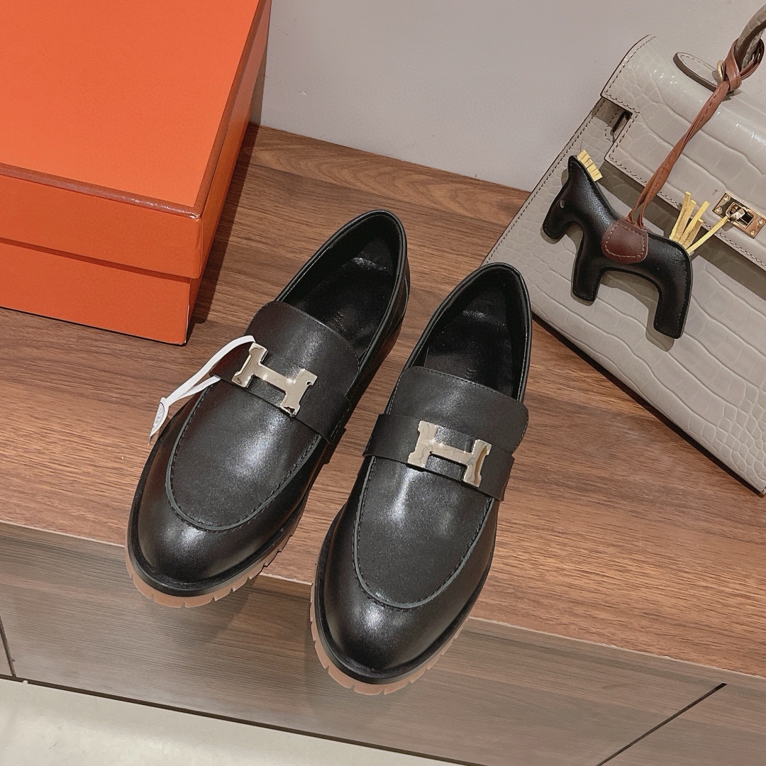 NO:652259,Ηermes Hermès new loafers for autumn and winter. The latest loafers, they look very warm and decorated with H buckles. They look great!  The high-end design sense can be easily integrated into the autumn and winter matching. The imported suede leather is full of texture and comfortable to touch. We use suede imported from France + mixed sheepskin lining. H316 stainless steel buckle + pure hand-carved production. The original genuine leather welt is non-slip and resistant to the outsole. The autumn and winter coats are absolutely full of aura, uplifting and supporting the scene.  Size 35-3940.41.42 can be customized, loafers, hermes, loafers, sheepskin, chamois leather19860909Ηermes 爱马仕秋冬新款乐福鞋  最新款乐福鞋,看上去很温暖,H扣点缀,极好看！高级的设计感轻轻松松就能融入秋冬搭配,进口麂皮质感满满的,摸着也舒服 我们采用法国原厂进口麂皮+混种羊皮内里 H316精钢扣+纯手工精雕细琢制作 原版真皮沿条防滑耐大底 秋冬配大衣绝对的气场满分,提气又撑场面 码数35-3940.41.42可以定制,乐福鞋,hermes,loafers,sheepskin,chamois leather,Women's Shoes