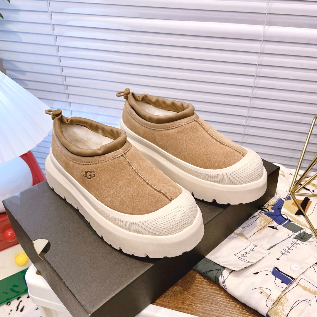 NO:558813,Snow boots [same style as Wang Yibo] UGG/winter new unisex Tasman fashion shoes 1144096 Ugg new furry shoes for autumn and winter, snow boots same style for men and women ~handsome slip-ons, lazy shoes, super easy to put on and take off~suede cowhide fabric  ~The soles are original molded soles, not cheap rubber foam, but made of modern material. This material is characterized by being light, wear-resistant and non-slip. The outsole has a clear logo imprint, which is comparable to the counters~ Size 35-44, snow boots, boots, cowhide19860909雪地靴【王一博同款】UGG/ 冬季新款男女同款塔斯曼时尚单鞋1144096Ugg秋冬上新毛毛鞋,雪地靴 男女同款 ~帅气的一脚蹬,懒人鞋,穿脱超方便 ~翻毛牛皮面料 ~鞋底是原版鞋底开模,不是便宜的橡胶发泡,是modern材质,这种材质的特征是轻便、耐磨又防滑.大底有清晰的logo压印,媲美专柜~ 码数35-44,雪地靴,boots,cowhide,Women's Shoes
