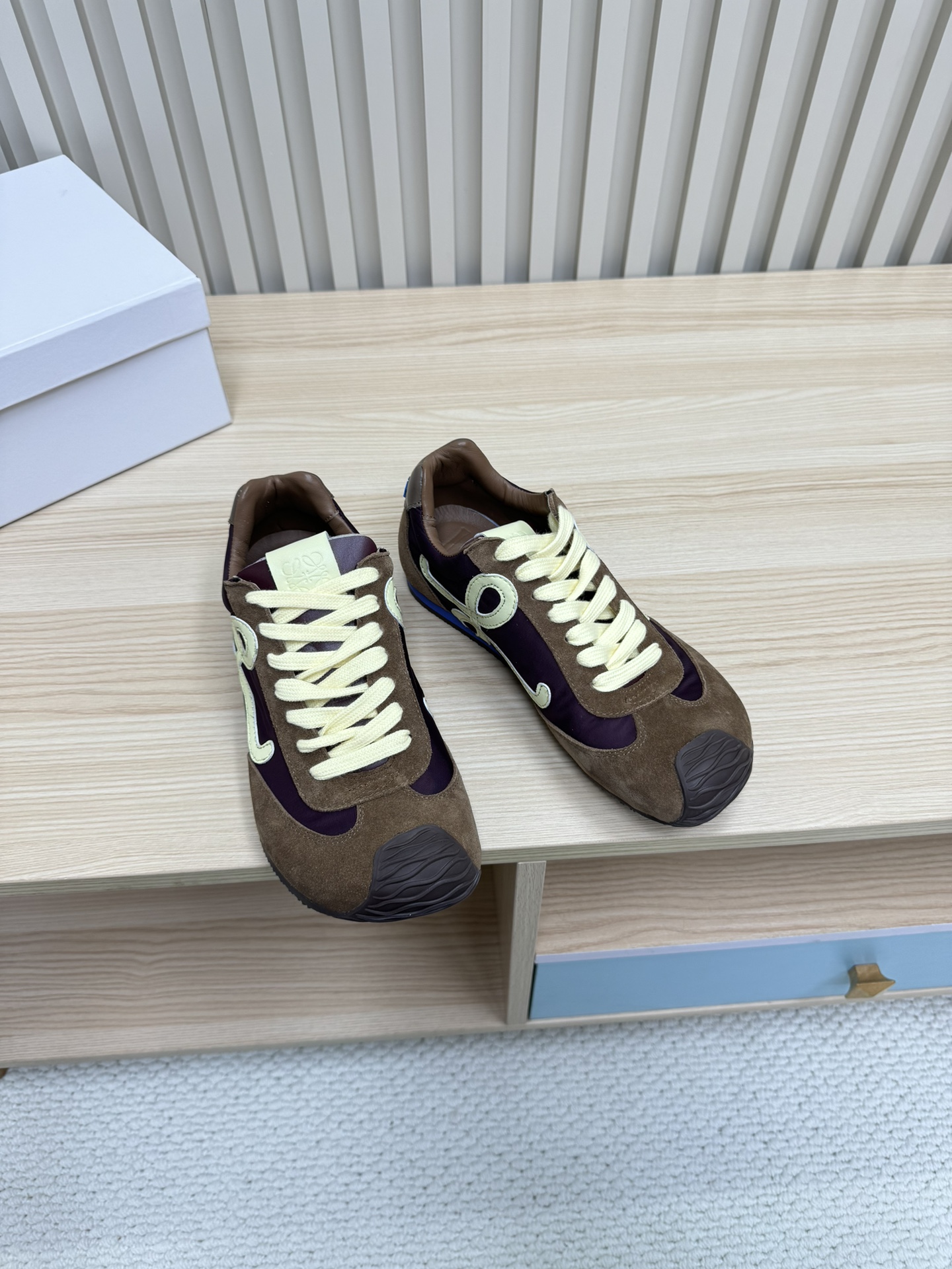 NO:163998,LOEWE 24 new German training shoes, casual sports shoes (couple style) Ease three-living petal head, personalized curly head design!  Very recognizable, beautiful and practical, comfortable but not monotonous. Material matte cowhide, outsole wear-resistant pu sole, women's size 35-41 (41 customization) men's size 35-45 (45 customization), casual shoes/sports shoes, loewe, loewe, sneakers, cowhide19860909LOEWE 罗意威 24新款 德训鞋 休闲运动鞋（情侣款）Ease三连花瓣头 个性翘头设计！非常具有辨识度,美貌与实用并存舒适而不单调的 材料磨砂牛皮布面 大底耐磨pu底 女码35-41（41定制） 男码35-45（45定制）,休闲鞋/运动鞋,loewe,loewe,sneakers,cowhide,Women's Shoes