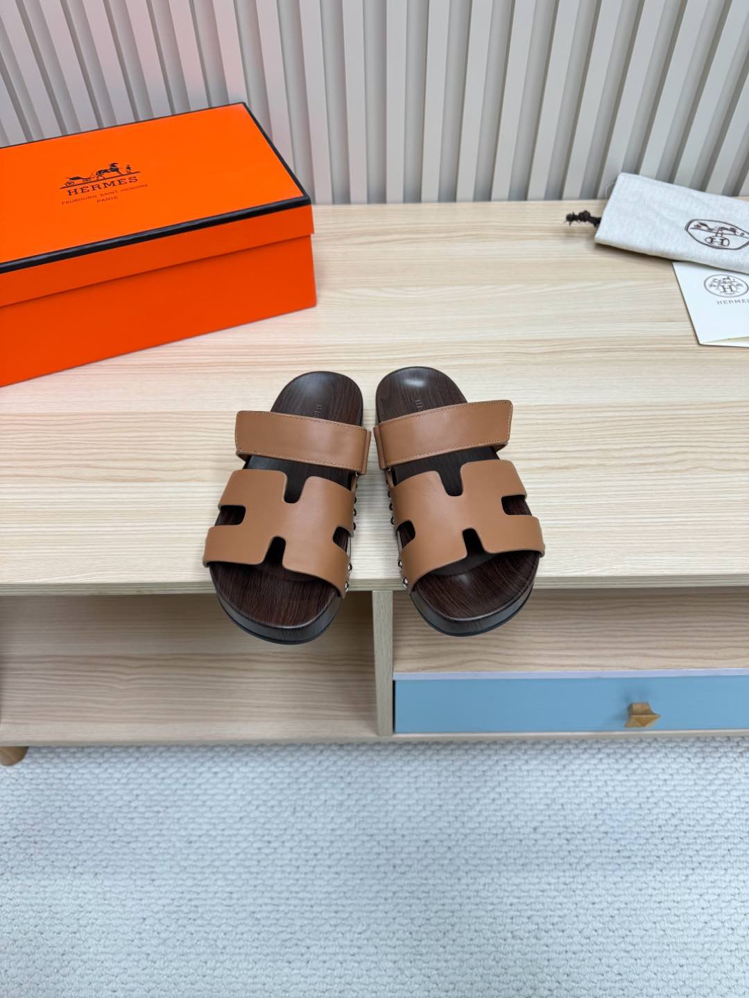 NO:164009,Hermes top version thick-bottom wood grain printing technology!  New Herme* H-h-h-home chypre second-best shoes H-type Velcro thick-soled sandals and slippers ZP purchase, top-quality original single quality, the highest version on the market, batch, imported upper, silk cowhide original open molded sole. Get what you pay for, real materials, whether it is leather, last, sole, or craftsmanship, they are the same as ZP Size35-40 size, slippers, hermes, hermes, sandals, slippers, cowhide19860909Hermes 爱马仕顶级版本厚底木纹印刷工艺！ 上新Herme* H家chypre二舅鞋H型魔术贴厚底凉鞋拖鞋 ZP购入,顶级原单品质,市面最高版本,批  鞋面进口头层丝绸牛皮原版开模大底.一分钱一分货,真材实料,无论是皮料、楦型、鞋底、工艺,都跟ZP一致 Size35-40码,拖鞋,hermes,hermes,sandals,slippers,cowhide,Women's Shoes