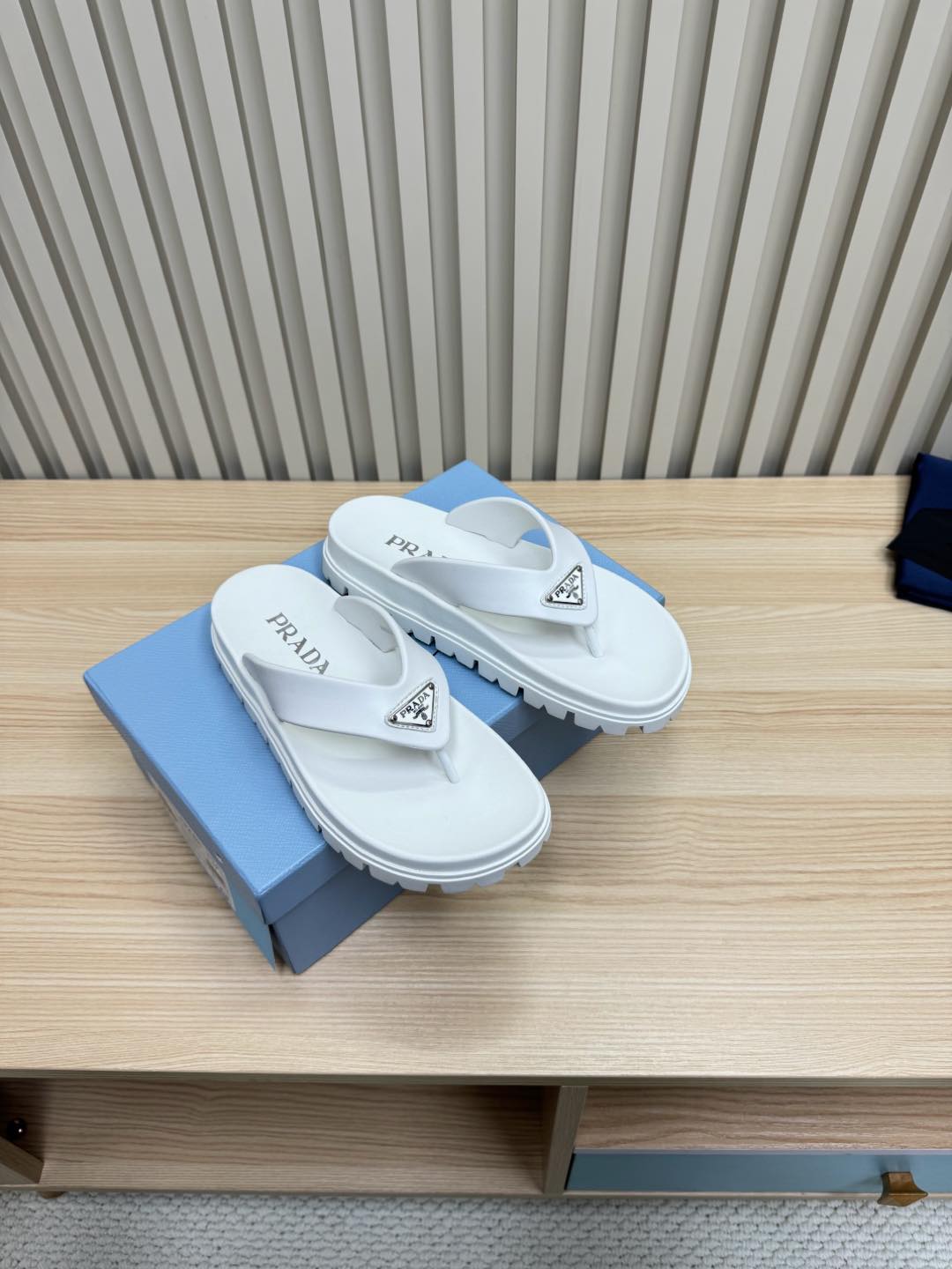 NO:164011,Prada thick sole clamped foot stroke (couple model) super soft full grain sheepskin imported inside, original 1:1 developed triangle buckle, outsole EVa foam ultra light wear-resistant sole size 35-45 (45 custom made without return or exchange), slippers, prada, prada, slippers, sheepskin19860909Prada 普拉达 厚底夹脚拖（情侣款） 面皮超软全粒面绵羊皮 内里进口羊皮里,原版1:1开发三角扣, 大底EVa发泡超轻耐磨底 码数35-45码（45定制不退换）,拖鞋,prada,prada,slippers,sheepskin,Women's Shoes