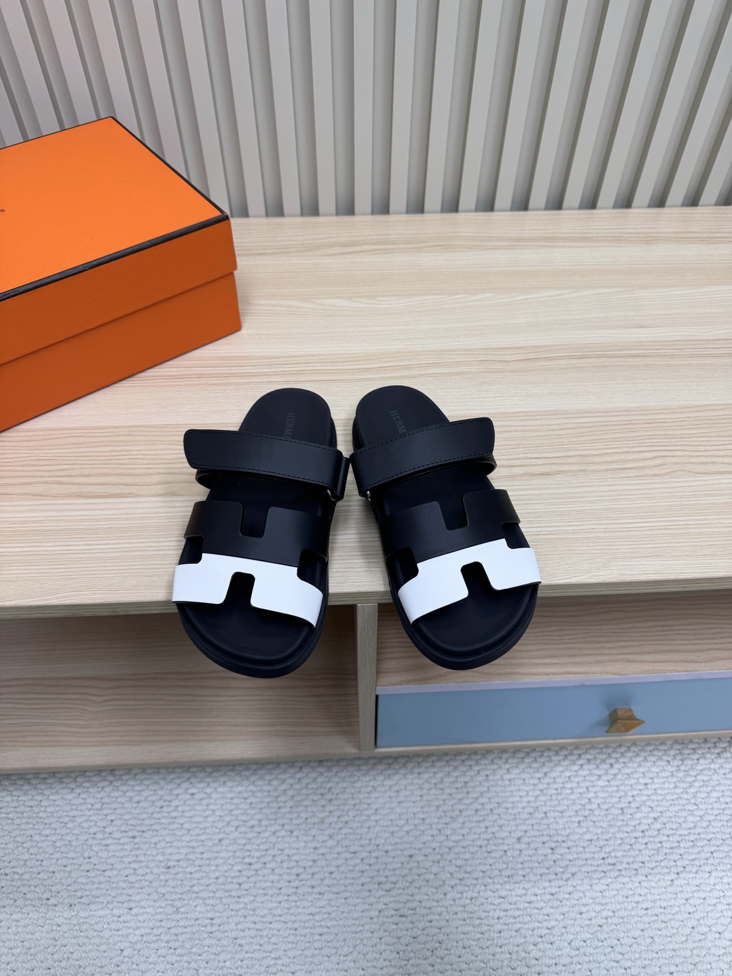 NO:409124,(Top version) Hermes The couple's second uncle-drag/pig nose corner sandal slippers, paired with various colorful socks, is very fashionable!  —————————— Upper imported cowhide/Yangjing leather/Cloth/Palm leather Imported cowhide/Sheepskin Outsole Tpu non-slip wear-resistant outsole Women's size 35-42 (40.41.42 No return or replacement) Men's size 39-45 (45 no return or replacement), Slippers, hermes, hermes, sandals, slippers, cowhide, sheepskin, sheep, socks19860909（顶级版本） Hermes 爱马仕火到不行的情侣款二舅拖/猪鼻子夹角凉鞋拖鞋,搭配各种彩色袜子,潮爆了！ ———————— 鞋面进口牛皮/羊京皮/布面/掌纹皮 内里进口牛皮/羊皮 大底Tpu防滑耐磨大底 女码35-42（40.41.42不退不换) 男码39-45（45不退不换）,拖鞋,hermes,hermes,sandals,slippers,cowhide,sheepskin,sheep,socks,Women's Shoes