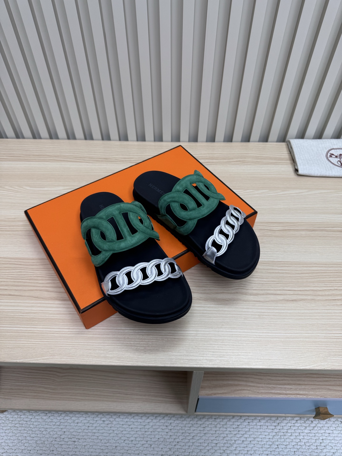 NO:164282,(Top version) Hermes The couple's second uncle-drag/pig nose corner sandal slippers, paired with various colorful socks, is very fashionable!  —————————— Upper imported cowhide/Yangjing leather/Cloth/Palm leather Imported cowhide/Sheepskin Outsole Tpu non-slip wear-resistant outsole Women's size 35-42 (40.41.42 No return or replacement) Men's size 39-45 (45 no return or replacement), Slippers, hermes, hermes, sandals, slippers, cowhide, sheepskin, sheep, socks19860909（顶级版本） Hermes 爱马仕火到不行的情侣款二舅拖/猪鼻子夹角凉鞋拖鞋,搭配各种彩色袜子,潮爆了！ ———————— 鞋面进口牛皮/羊京皮/布面/掌纹皮 内里进口牛皮/羊皮 大底Tpu防滑耐磨大底 女码35-42（40.41.42不退不换) 男码39-45（45不退不换）,拖鞋,hermes,hermes,sandals,slippers,cowhide,sheepskin,sheep,socks,Women's Shoes
