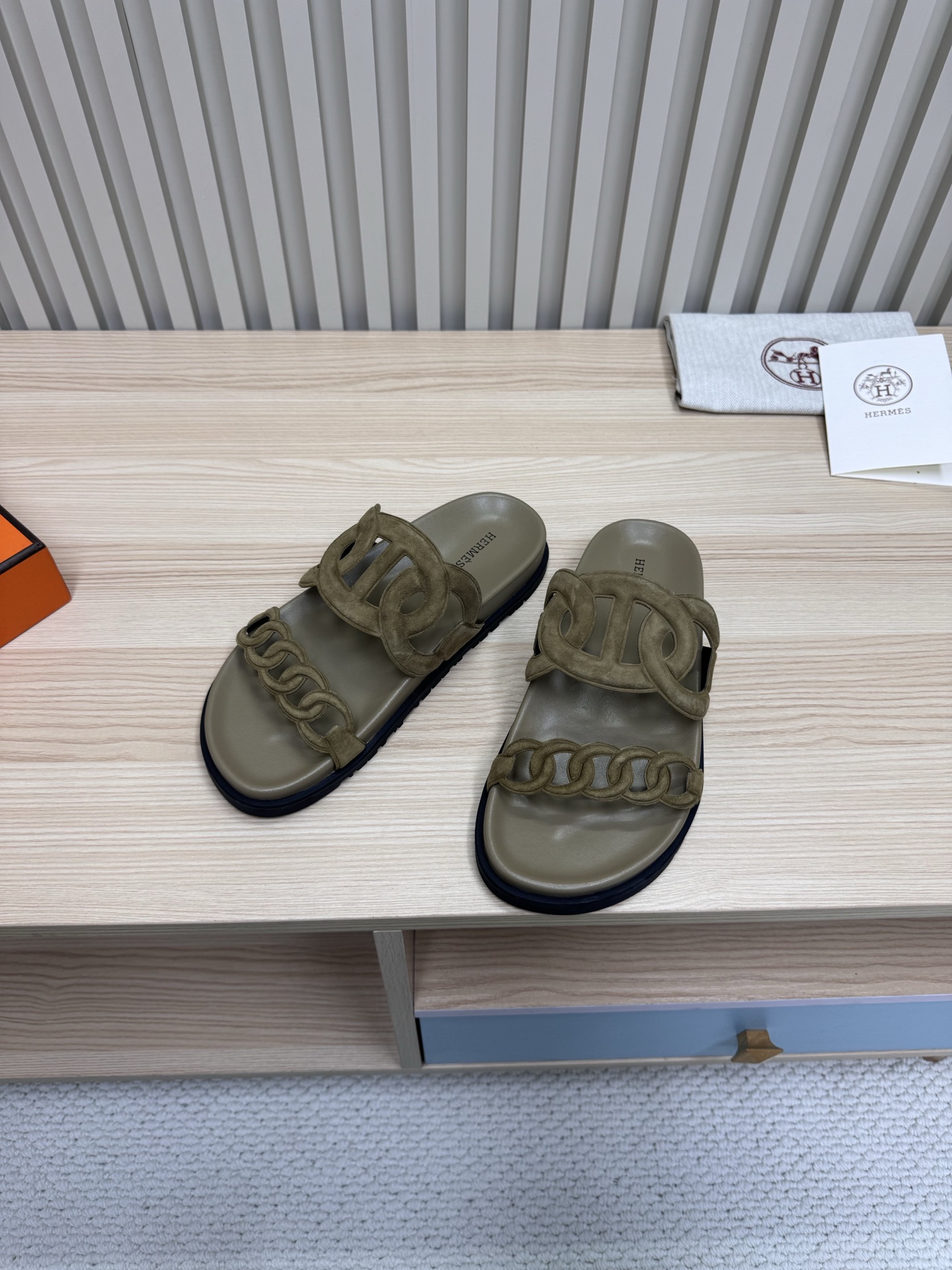 NO:164285,Couple model Hermes top version chain pig nostril slippers cute and beautiful shoe shape, very comfortable to walk (Hermès) Packaging upgrade, style workmanship materials upgrade Hermes market's highest version pure handmade shoes Top product Hermes heel shoes Classic, real handmade shoes, even the number of needle and thread traces is the same as the original version, master-level pure handmade!  High-end customization, exclusive products, the industry's highest version Fabric Italian original fabric Inner: Original cowhide Water table: Crystal sheepskin wrap Sole: Natural rubber sole Packaging: Top exclusive brand box size35-45 New color heel counters are updated one after another, slippers, hermes, hermes, slippers, cowhide, sheepskin19860909情侣款 Hermes 顶级版本链条猪鼻孔拖鞋 呆萌又优美鞋型,行走非常舒适（Hermès） 包装升级,版型做工材料升级 Hermes市场最高版本纯手工鞋 顶级产品爱马仕跟鞋 经典之最,真正的手工鞋,连针线走线数量都和原版一样, 师傅级纯手工打造 ！高端定制,独家产品,行业最高版本 面料意大利原版面料 内里:原版牛皮 水台:水晶羊皮包裹 鞋底:天然橡胶底 包装:顶级专属品牌盒 size35-45 新色跟专柜陆续更新,拖鞋,hermes,hermes,slippers,cowhide,sheepskin,Women's Shoes