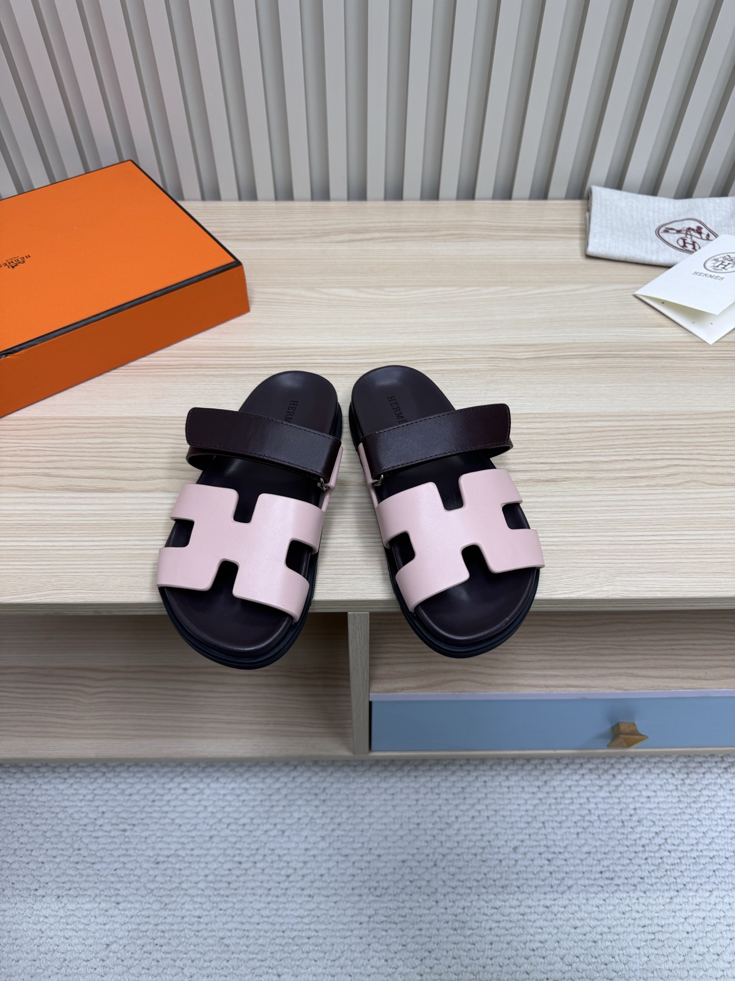 NO:164276,Top version of Second Uncle Slippers, full sheepskin waterproof platform!  Classic slippers have a long-lasting beautiful shoe shape, very comfortable to walk (Hermès). Packaging upgrades, upgrades in style and workmanship materials. Hermes market's highest version of pure handmade shoes. Top product Hermes heels. The most classic, real handmade shoes, even the number of needlework and threading is the same as the original version. It is made by the master level!  High-end customization, exclusive products, the industry's highest version Fabric Italian original cowhide/Yangjing fabric Inner: Original cowhide/Gao Mercury Yangjing Water table: Crystal sheepskin wrapping Sole: Natural rubber sole Packaging: Top exclusive brand box size women 35-41 men 38-45 New color heel counters are updated one after another, slippers, hermes, hermes, slippers, cowhide, sheepskin, sheep19860909顶级版本二舅拖鞋,全羊皮包水台！ 经典款拖鞋长盛不衰的优美鞋型,行走非常舒适（Hermès） 包装升级,版型做工材料升级 Hermes市场最高版本纯手工鞋 顶级产品爱马仕跟鞋 经典之最,真正的手工鞋,连针线走线数量都和原版一样, 师傅级纯手工打造 ！高端定制,独家产品,行业最高版本 面料意大利原版牛皮/羊京面料 内里: 原版牛皮 /高丝光羊京 水台: 水晶羊皮包裹 鞋底: 天然橡胶底 包装: 顶级专属品牌盒 size女35-41 男38-45 新色跟专柜陆续更新,拖鞋,hermes,hermes,slippers,cowhide,sheepskin,sheep,Women's Shoes