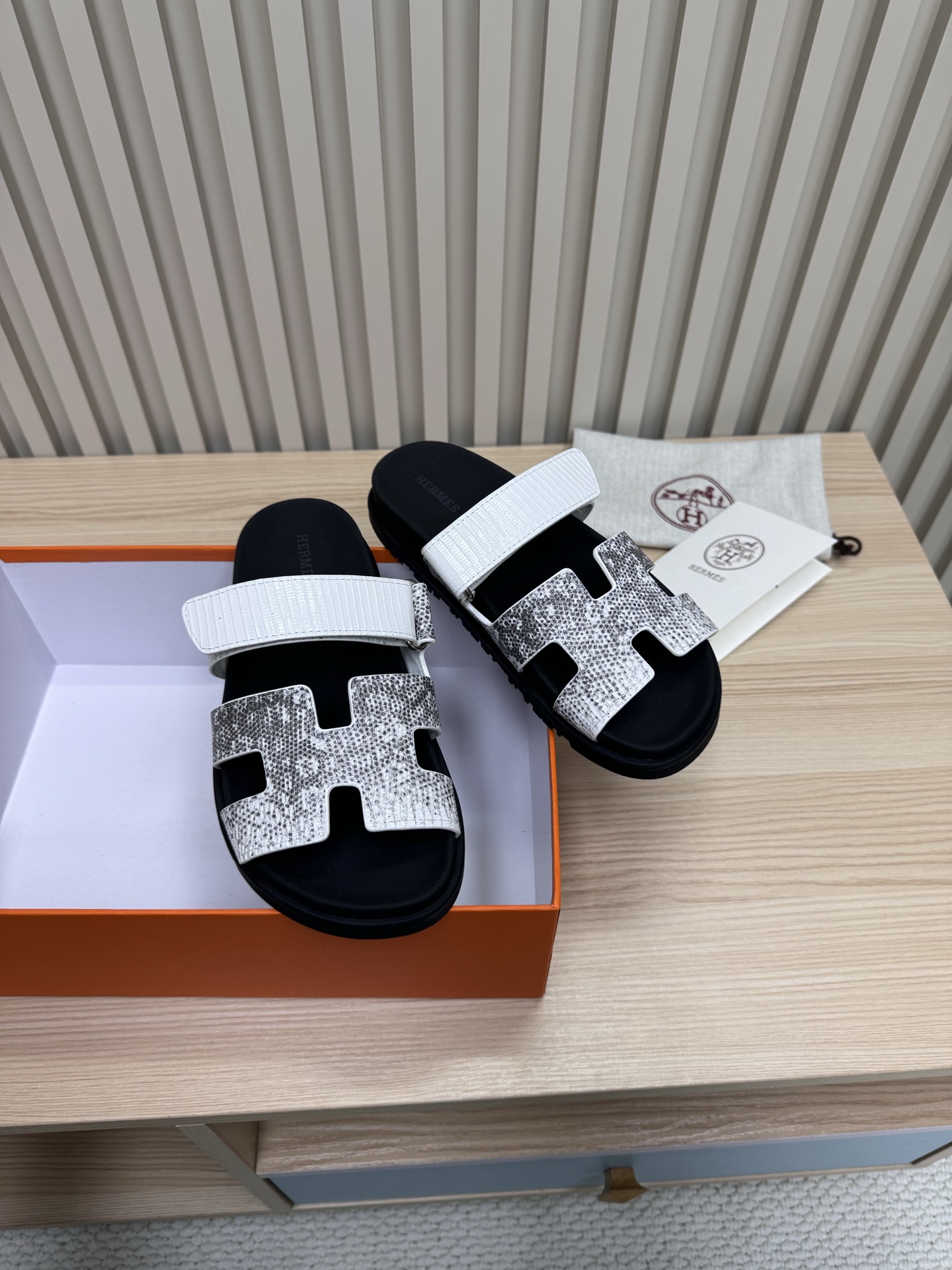 NO:422002,(Top version) Hermes The couple's second uncle-drag/latest snake-patterned sandal slippers, paired with various colorful socks, is very fashionable!  —————————— Upper imported cowhide/Yangjing leather/Cloth/Palm leather Imported cowhide/Sheepskin Outsole Tpu non-slip wear-resistant outsole Women's size 35-42 (40.41.42 No return or replacement) Men's size 39-45 (45 no return or replacement), Slippers, hermes, hermes, sandals, slippers, cowhide, sheepskin, sheep, socks19860909（顶级版本） Hermes 爱马仕火到不行的情侣款二舅拖/最新蛇纹凉鞋拖鞋,搭配各种彩色袜子,潮爆了！ ———————— 鞋面进口牛皮/羊京皮/布面/掌纹皮 内里进口牛皮/羊皮 大底Tpu防滑耐磨大底 女码35-42（40.41.42不退不换) 男码39-45（45不退不换）,拖鞋,hermes,hermes,sandals,slippers,cowhide,sheepskin,sheep,socks,Women's Shoes