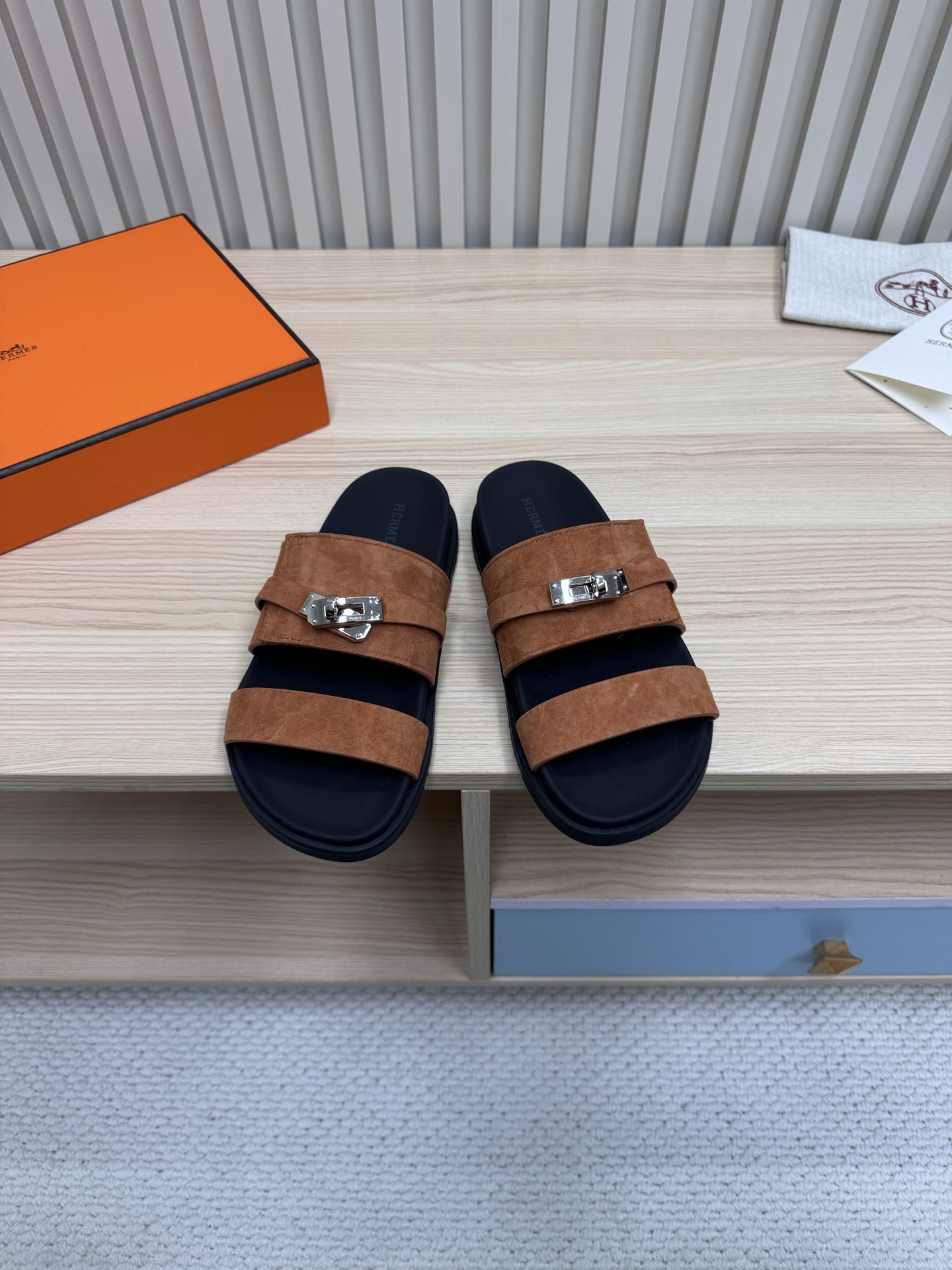 NO:164277,Top version of Second Uncle Slippers, full sheepskin waterproof platform!  Classic slippers have a long-lasting beautiful shoe shape, very comfortable to walk (Hermès). Packaging upgrades, upgrades in style and workmanship materials. Hermes market's highest version of pure handmade shoes. Top product Hermes heels. The most classic, real handmade shoes, even the number of needlework and threading is the same as the original version. It is made by the master level!  High-end customization, exclusive products, the industry's highest version Fabric Italian original Yangjing fabric Living: Original cowhide / Gaosiguang Yangjing Water table: Crystal sheepskin wrapping Sole: Natural rubber sole Packaging: Top exclusive brand box size Women 35-41 Men 38-45 New color heel counters have been updated one after another, slippers, hermes, hermes, slippers, cowhide, sheepskin, sheep19860909顶级版本二舅拖鞋,全羊皮包水台！ 经典款拖鞋长盛不衰的优美鞋型,行走非常舒适（Hermès） 包装升级,版型做工材料升级 Hermes市场最高版本纯手工鞋 顶级产品爱马仕跟鞋 经典之最,真正的手工鞋,连针线走线数量都和原版一样, 师傅级纯手工打造 ！高端定制,独家产品,行业最高版本 面料意大利原版羊京面料 内里: 原版牛皮 /高丝光羊京 水台: 水晶羊皮包裹 鞋底: 天然橡胶底 包装: 顶级专属品牌盒 size女35-41 男38-45 新色跟专柜陆续更新,拖鞋,hermes,hermes,slippers,cowhide,sheepskin,sheep,Women's Shoes