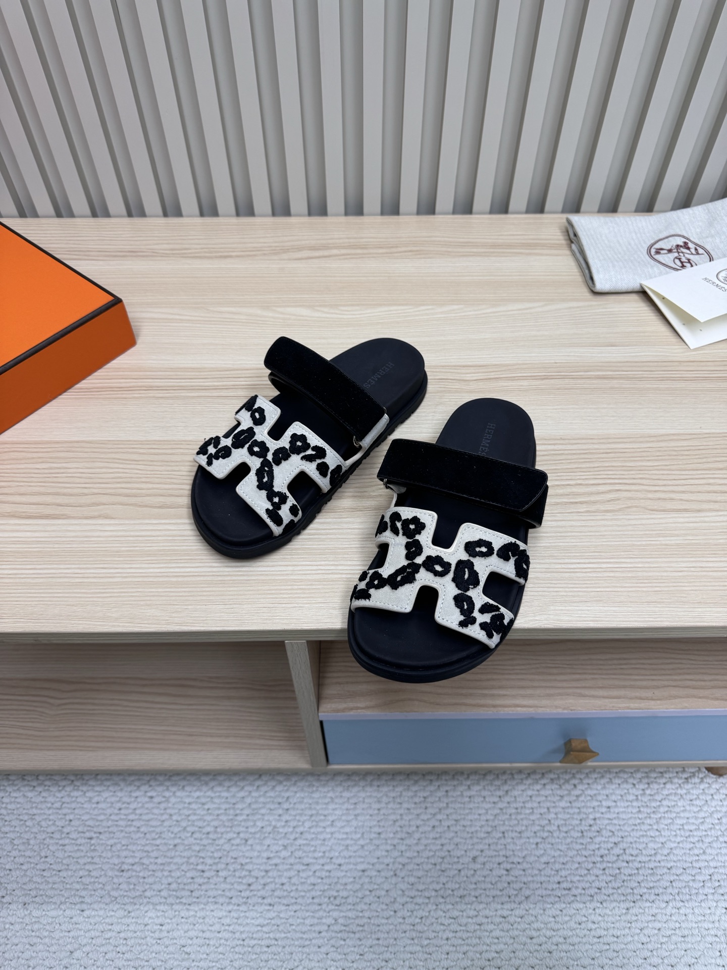 NO:163990,Couple model Second uncle drag (new leopard print color) clamp toe drag Floating line 3D craft Hermes spring and summer sandals series!  Classic style. Second uncle slippers that have always been very popular - sandals, which are great in any combination!  !  !  Imported mixed-bred sheepskin on the upper. Frosted leather. Imported mixed-bred sheepskin on the inner lining. Outsole Tpu non-slip wear-resistant outsole. Women's size 34-40 (customized for 41) Men's size 39-45 (customized for 39.45), slippers, hermes, hermes, sandals, slippers, sheepskin19860909情侣款 二舅拖（豹纹新色）夹趾拖 浮线3D工艺  Hermes 爱马仕春夏凉拖系列！ 经典款型 一直都很火爆的二舅拖鞋- 凉鞋,随意各种搭配都很棒！！！ 鞋面进口混种羊皮.磨砂皮 内里进口混种羊皮 大底Tpu防滑耐磨大底 女码34-40（41定做） 男码39-45（39.45定）,拖鞋,hermes,hermes,sandals,slippers,sheepskin,Women's Shoes