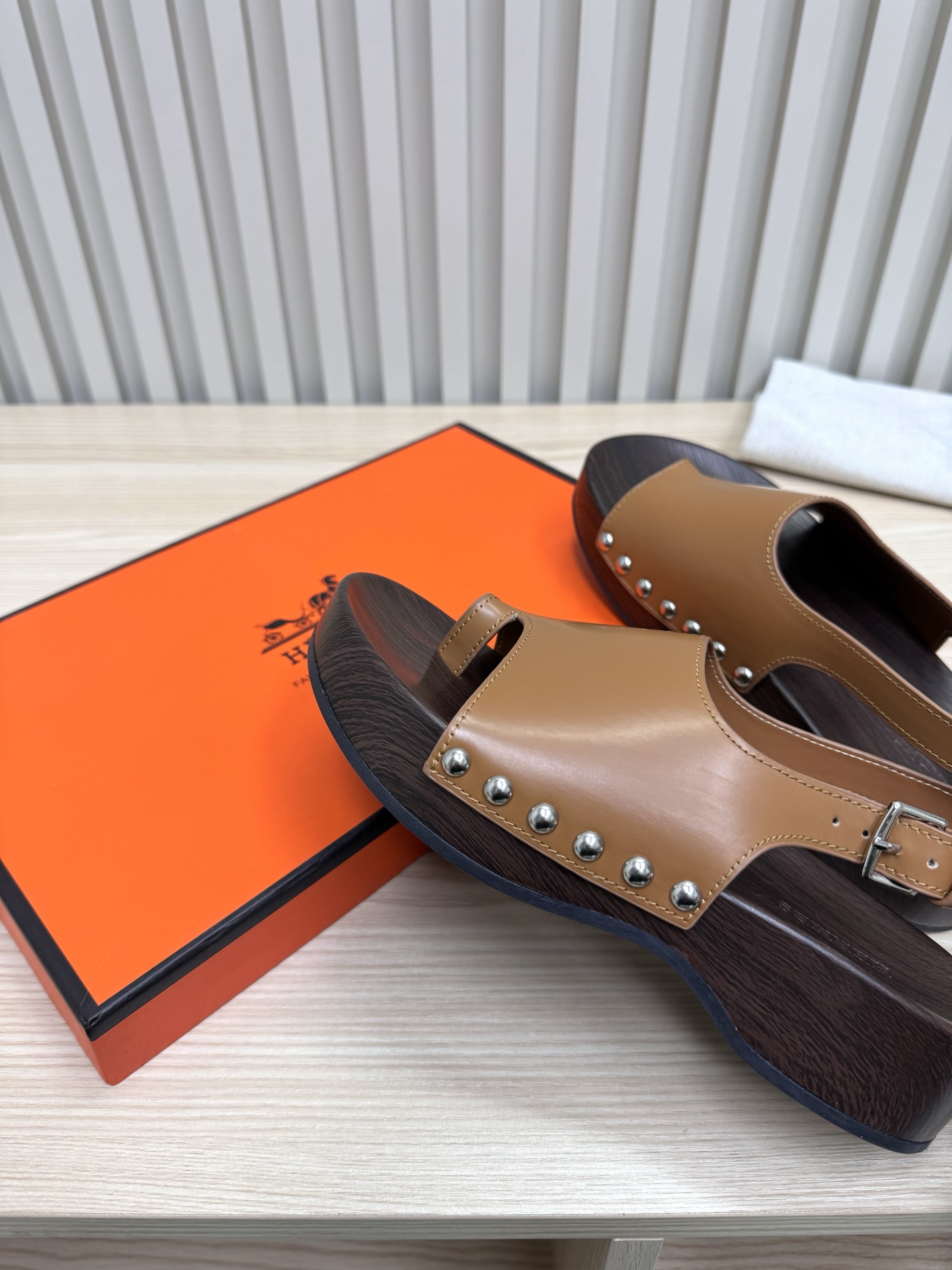 NO:165441,Hermes oran series top-notch new solid wood high-end cowhide version. The most popular slippers every year are so beautiful that they are indescribable to wear. It is a classic must-have, and all kinds of styles can be used to live in it!  Imported custom cowhide original one-to-one mold solid wood sole, welcome to compare the original Size35-42 (40 41 42 no return or replacement) Original full set of counter packaging, sandals, hermes, hermes, sandals, slippers, cowhide19860909Hermes 爱马仕 oran系列顶级上新实木高定牛皮版本 每年人气最高的拖鞋美到无法言喻绝好的穿着舒适感可是经典必备,各种风格搭配都Hold的住！ 材质进口定制牛皮原版一比一开模实木大底,欢迎对比原版 Size35-42（40 41 42不退不换） 原版全套专柜包装,凉鞋,hermes,hermes,sandals,slippers,cowhide,Women's Shoes