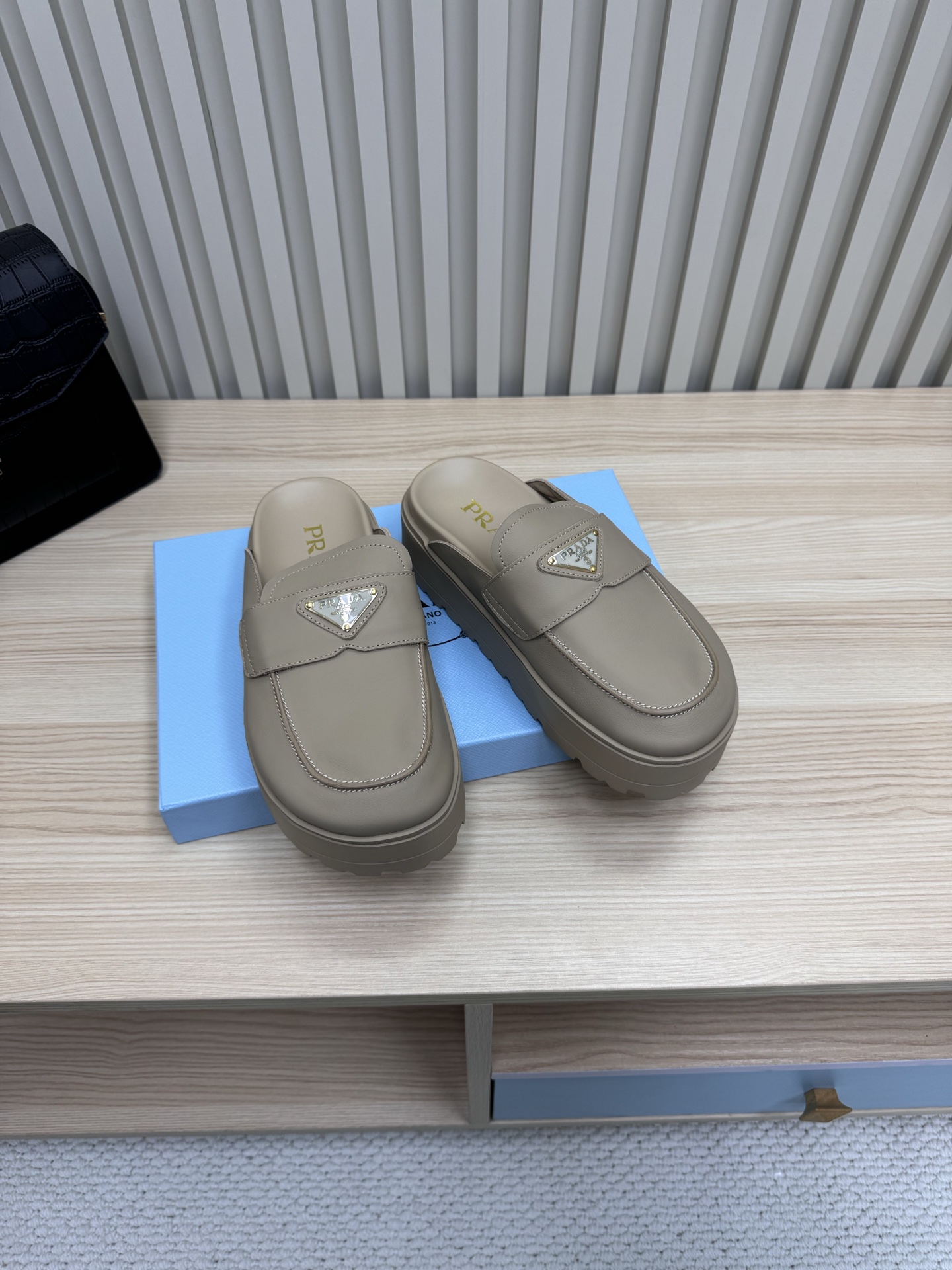 NO:236075,Prada Prada/25ss P home 25 spring and summer thick-soled water platform shoe (German training style) cowhide leather fabric/velvet lining/foamed sole (ultra-light) Zp hardware buckle triangle embellishment/perfect interpretation of high-end and simple style!  The key is that the legs are long and the legs are easily lengthened!  Size35-41 (41 custom made without return or exchange), semi-torque, prada, prada, cowhide19860909Prada 普拉达/25ss p家 25春夏厚底水台托鞋（德训风格） 牛皮磨砂皮面料/绒布内里/发泡大底（超轻）Zp五金扣三角标点缀/完美演绎高级简约风格！ 关键上脚超显腿长,轻松拉长腿部显腿！ Size35-41（41订做不退换）,半拖,prada,prada,cowhide,Women's Shoes