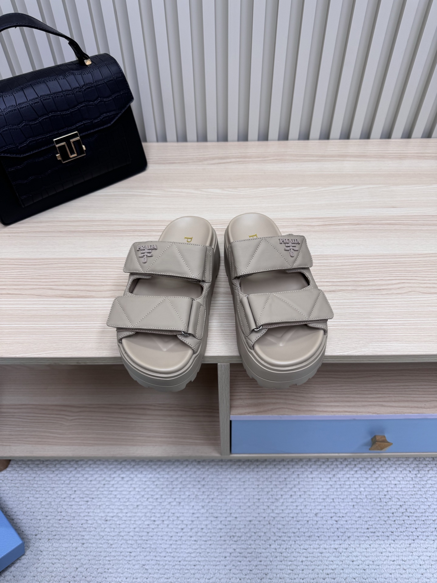 NO:165749,Prada Prada/25ss P home 25 spring and summer thick-soled water table support shoes (retro style of double belt buckles) imported sheepskin fabric/skin lining/foaming sole (ultra-light) Zp hardware buckle logo embellishment/perfect interpretation of high-end and simple style!  The key is that the legs are long and the legs are easily lengthened!  Size35-41 (41 custom made without return or exchange), slippers, prada, prada, slippers, sheepskin19860909Prada 普拉达/25ss p家 25春夏厚底水台托鞋（双皮带扣复古风格） 进口羊皮面料/羊皮内里/发泡大底（超轻）Zp五金扣Logo点缀/完美演绎高级简约风格！ 关键上脚超显腿长,轻松拉长腿部显腿！ Size35-41（41订做不退换）,拖鞋,prada,prada,slippers,sheepskin,Women's Shoes