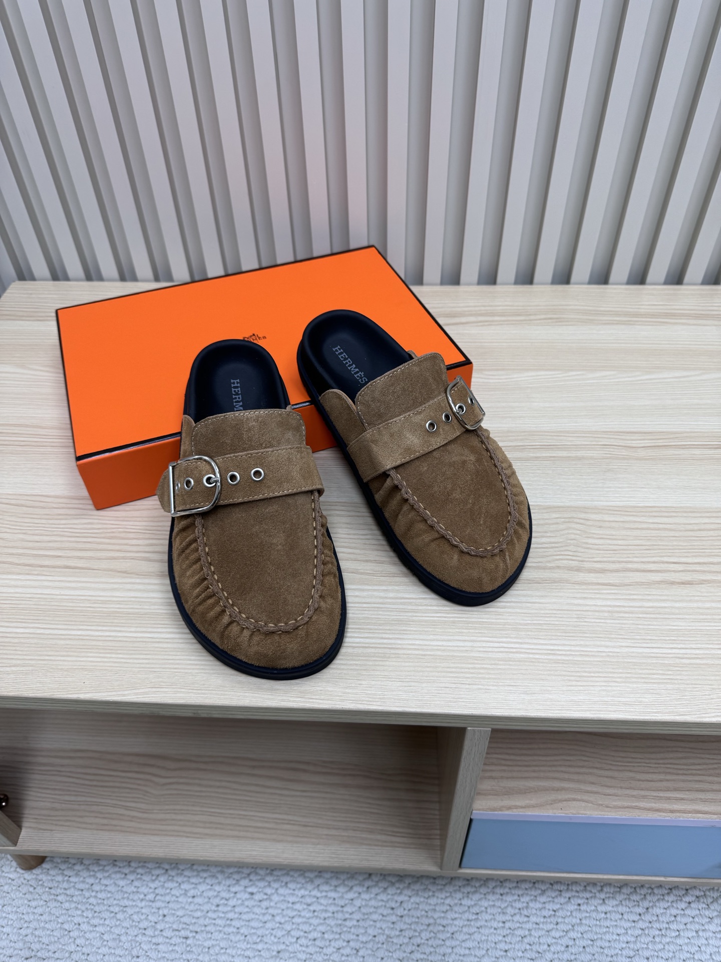 NO:233715,Hermes / Hermes is cute and half-dragged!  In summer, I really need versatile slippers. They look good no matter how you match them, and they feel casual and high-end. The comfort is also great. They are paired with various colorful socks. It is very fashionable. Hermes new semi-slippers. High quality. ● Imported cattle velvet on the upper. ● Imported sheepskin in the inner. ● Imported mixed-bred sheepskin in the foot. ● Outsole Tpu non-slip wear-resistant. ● Size number for men. 39-44 for women. 35-40 for semi-trapping. Hermes, hermes, slippers, sheepskin, socks19860909Hermes / 爱马仕呆萌半拖！ 夏天真的太需要百搭拖鞋了,怎么搭配都好看,随意且高级的感觉 舒适度也很棒,搭配各种彩色袜子,潮爆了 爱马仕新款半拖鞋 高品质 ●鞋面进口牛反绒 ●内里进口羊皮 ●垫脚进口混种羊皮 ●大底Tpu防滑耐磨大底 ●码数男39-44 女35-40,半拖,hermes,hermes,slippers,sheepskin,socks,Women's Shoes