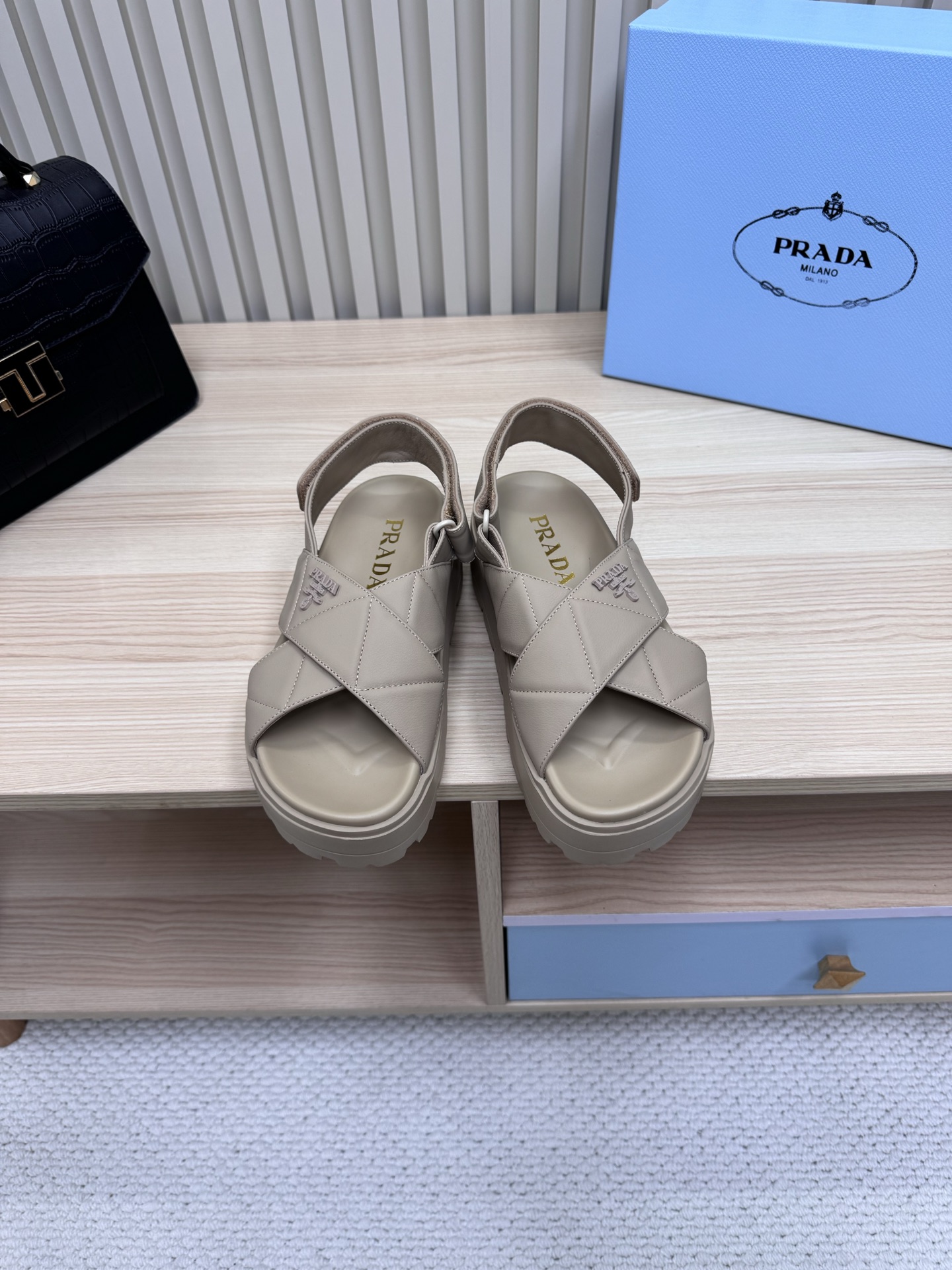 NO:234154,Prada Prada/25ss P home 25 spring and summer thick-soled water table support shoes (retro style of double belt buckles) imported sheepskin fabric/skin lining/foaming sole (ultra-light) Zp hardware buckle logo embellishment/perfect interpretation of high-end and simple style!  The key is that the legs are long and the legs are easily lengthened!  Size35-41 (41 custom made without return or exchange), sandals, prada, prada, sandals, sheepskin19860909Prada 普拉达/25ss p家 25春夏厚底水台托鞋（双皮带扣复古风格） 进口羊皮面料/羊皮内里/发泡大底（超轻）Zp五金扣Logo点缀/完美演绎高级简约风格！ 关键上脚超显腿长,轻松拉长腿部显腿！ Size35-41（41订做不退换）,凉鞋,prada,prada,sandals,sheepskin,Women's Shoes