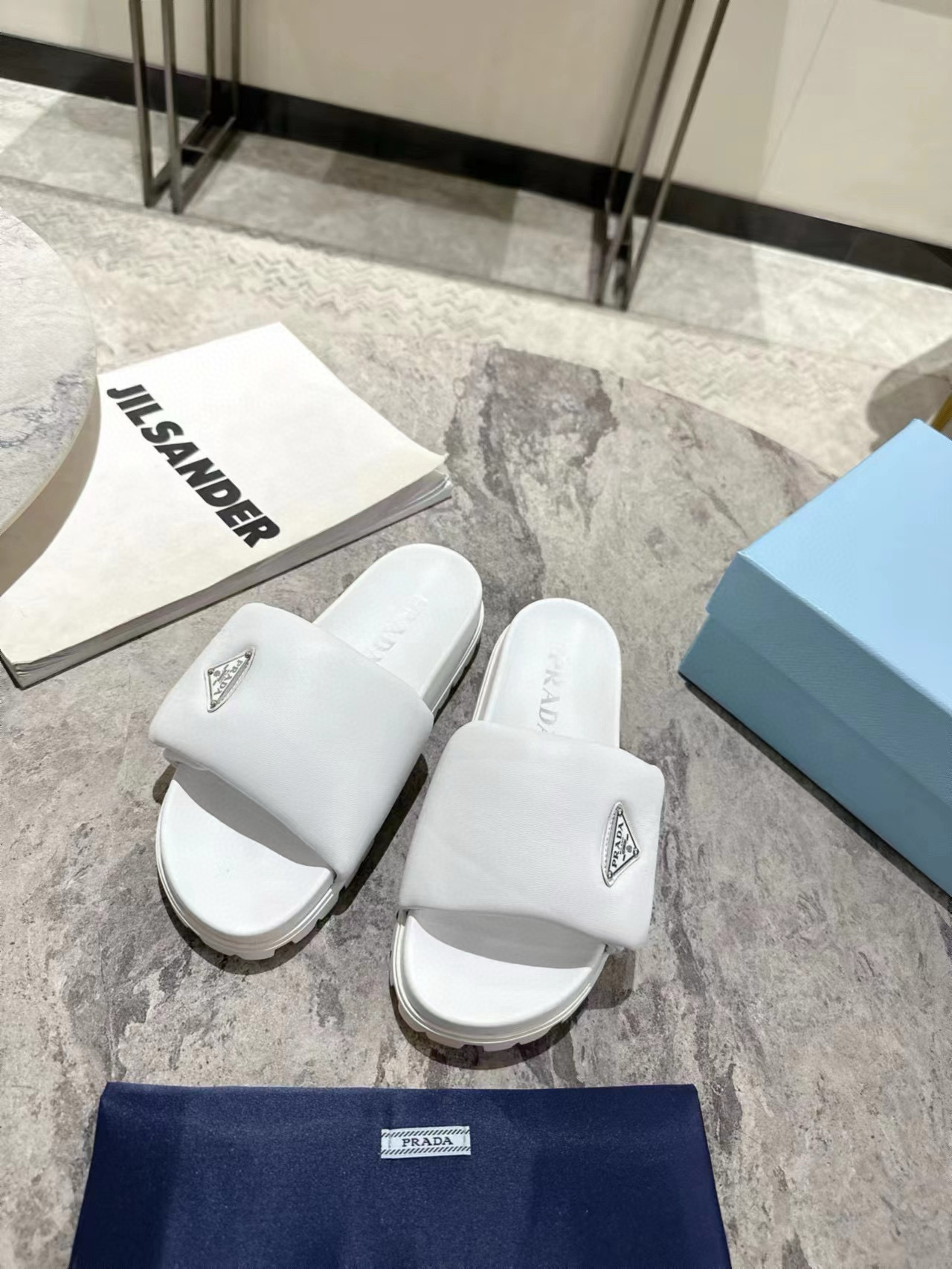 NO:234261,Prada New Bread Flip-Flops for Women, Super Soft Skin Full Grain Sheepskin, Imported Sheepskin, Original 1:1 Developed Triangle Buckle, Mid-out sole is the original violent disassembly and replica developed. Number 35-39 (34, 40, 41 Customized No Returns and Exchanges), Slippers, Prada, Prada, slippers, sheepskin19860909Prada 普拉达 新款面包一字拖女 面皮超软全粒面绵羊皮 内里进口羊皮里,原版1:1开发三角扣, 中大底为原版暴力拆解复刻开发 码数35-39（34、40、41定制不退换）,拖鞋,prada,prada,slippers,sheepskin,Women's Shoes