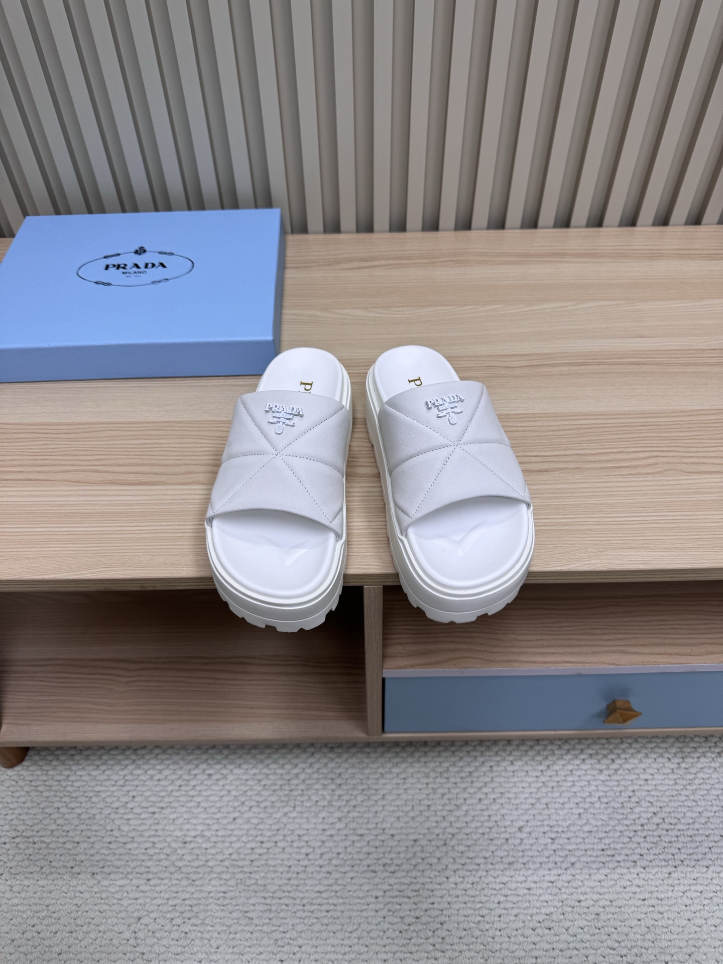 NO:234258,Prada Prada/25ss P home 25 spring and summer thick-soled water table support shoes (retro style of double belt buckles) imported sheepskin fabric/skin lining/foaming sole (ultra-light) Zp hardware buckle logo embellishment/perfect interpretation of high-end and simple style!  The key is that the legs are long and the legs are easily lengthened!  Size35-41 (41 custom made without return or exchange), slippers, prada, prada, slippers, sheepskin19860909Prada 普拉达/25ss p家 25春夏厚底水台托鞋（双皮带扣复古风格） 进口羊皮面料/羊皮内里/发泡大底（超轻）Zp五金扣Logo点缀/完美演绎高级简约风格！ 关键上脚超显腿长,轻松拉长腿部显腿！ Size35-41（41订做不退换）,拖鞋,prada,prada,slippers,sheepskin,Women's Shoes