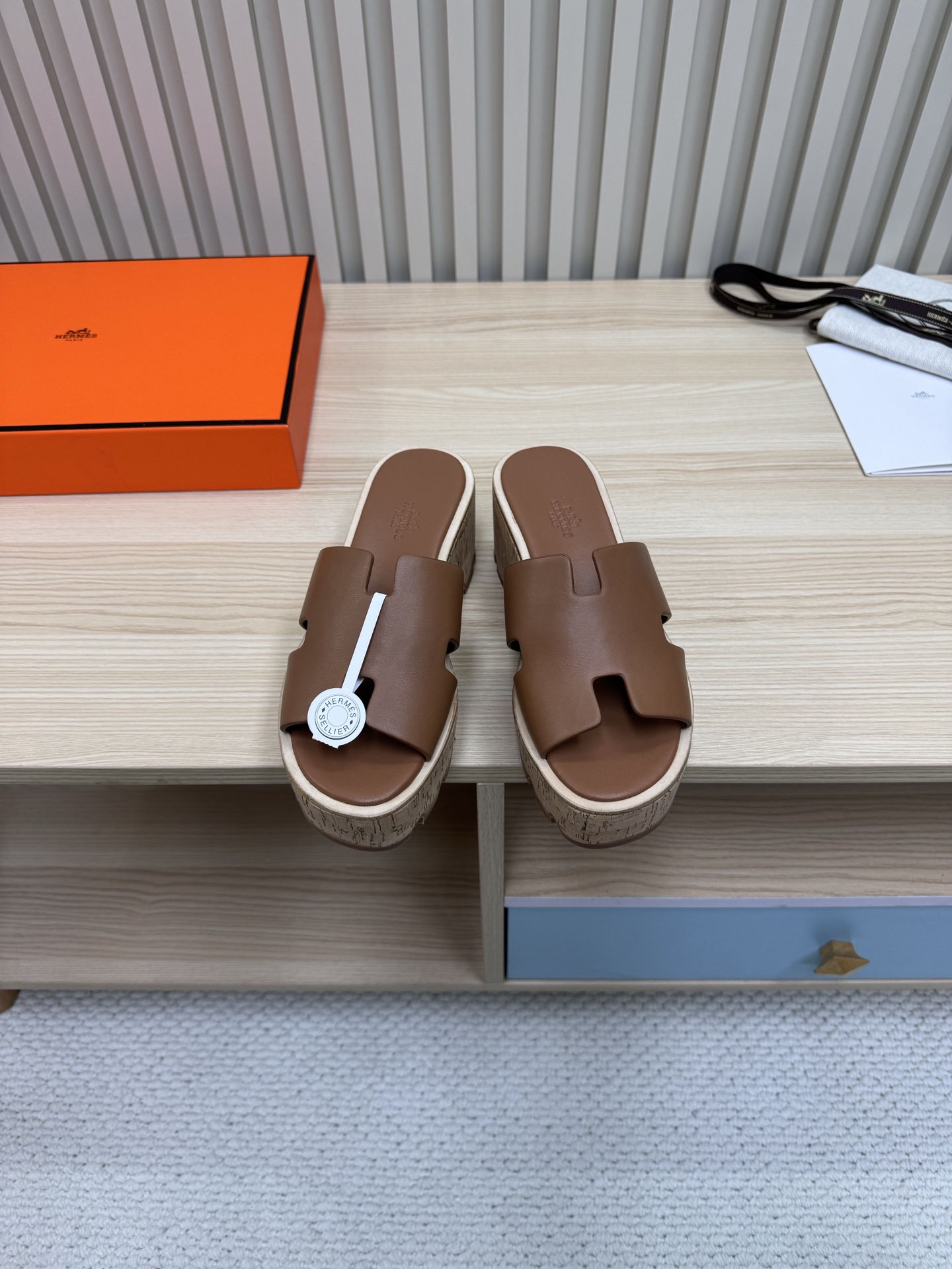 NO:235831,Hermes Hermes counter new texture sandals series, original cowhide upper, imported water dyed sheepskin, outsole original wear-resistant, non-slip, outsole genuine leather edge, shoe size: 35-42 (40 41 42 custom made, no return or exchange), slippers, hermes, hermes, slippers, cowhide, sheepskin19860909Hermes 爱马仕 专柜新款质感凉拖系列 鞋面原版牛皮面 内里进口水染羊皮 大底原版耐磨防滑大底真皮沿条 鞋码:35-42（40 41 42定做不退换）,拖鞋,hermes,hermes,slippers,cowhide,sheepskin,Women's Shoes