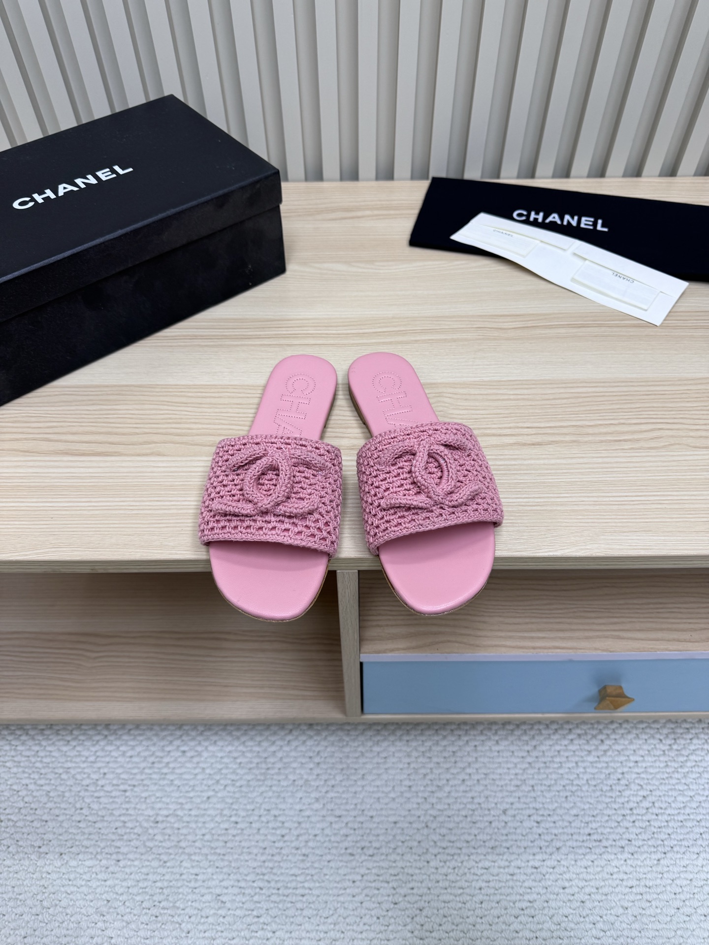 NO:235832,Chanel Xiaoxiang 25 new clip-on flip flops!  This series is really amazing. How could it be so beautiful!  Summer is really invincible with salt and sweetness~ The upper is woven with original wool inner sheepskin, outsole, genuine leather outsole, size 35-40 (40 customized), slippers, chanel, chanel, slippers, sheepskin, Leather soles19860909Chanel 香奈儿 小香25新款夹拖人字拖鞋！这一系列这真的是绝了 怎么会这么美！ 夏天真的是无敌搭配可盐可甜～ 鞋面采用原版毛线编织 内里羊皮 大底真皮大底 码数35-40（40定制）,拖鞋,chanel,chanel,slippers,sheepskin,Leather soles,Women's Shoes