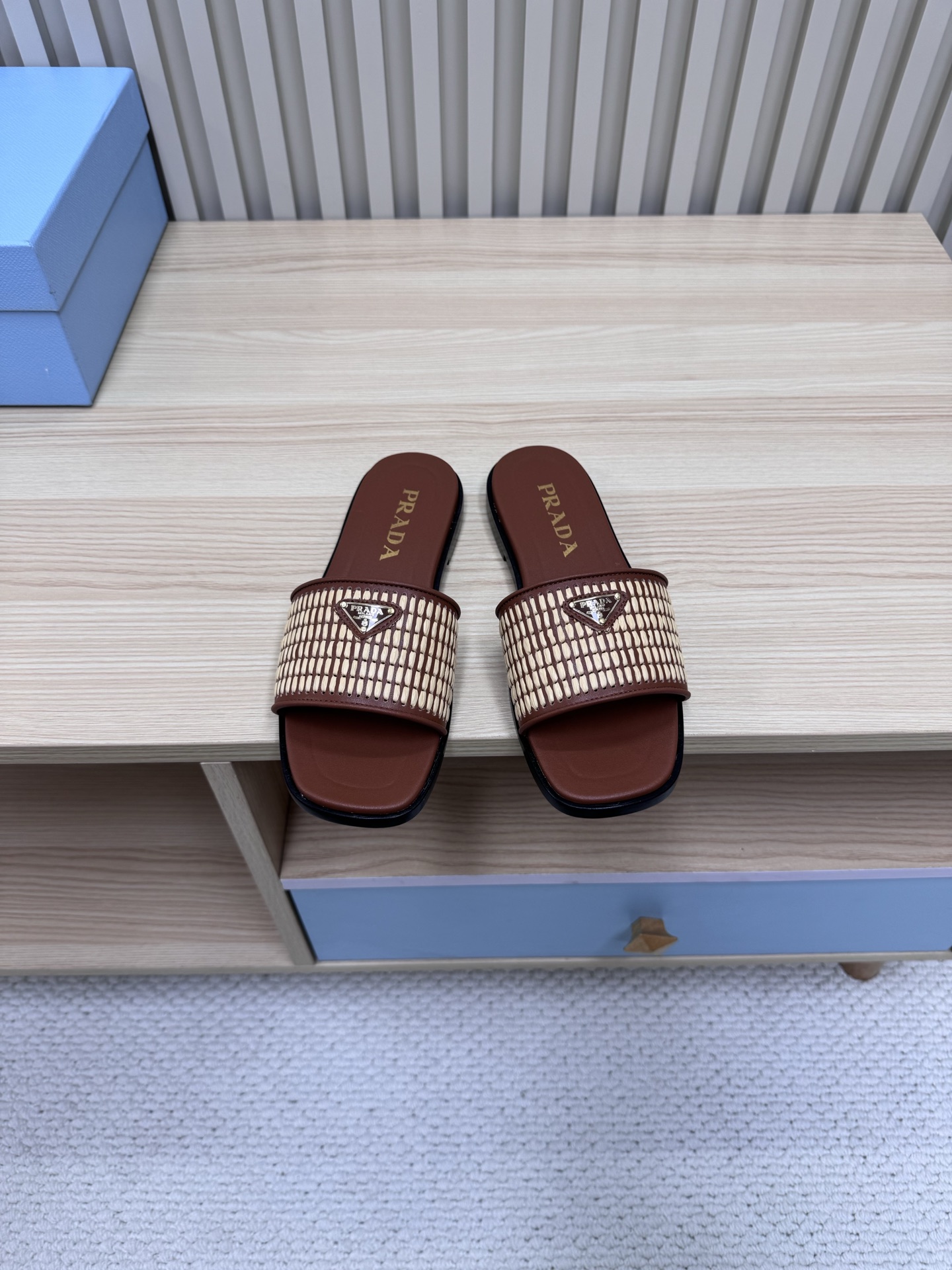 NO:259506,Prada 25ss flat sandals The popular square-toe line-shaped series this year, the must-have slippers for lazy people are so beautiful on the feet. Make the whole pair of shoes light, comfortable, bright colors satisfy the choice of fashionable people in different styles! ————————————————— Fabric cowhide/woven straw rope Inner sheepskin inner lining outsole leather outsole Size 35-39 (40.41 custom made without return or exchange), slippers, prada, prada, slippers, cowhide, sheepskin, Leather soles19860909Prada 普拉达 25ss 平底凉拖鞋  今年流行的方头一字系列,懒人必备拖鞋上脚是如此的好看 让整双鞋轻便舒适鲜艳色彩满足不同风格时髦人士的多种选择! ———————————— 面料牛皮/编织草绳 内里羊皮内里 大底真皮大底 码数35-39（40.41定做不退换）,拖鞋,prada,prada,slippers,cowhide,sheepskin,Leather soles,Women's Shoes