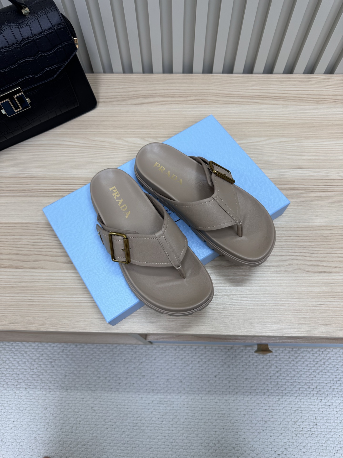 NO:259880,Prada 25ss Water table foot slippers The popular square-toe line-shaped series this year, the must-have slippers for lazy people are so beautiful to the feet, making the whole pair of shoes light, comfortable, bright colors satisfy the choices of fashionable people in different styles! —————————————————— Fabric cowhide, inner lining, sheepskin, outsole rubber sole, size 35-39 (40.41 custom-made, non-return, exchange), split-toe shoes, prada, prada, slippers, cowhide, sheepskin19860909Prada 普拉达 25ss 水台夹脚拖鞋  今年流行的方头一字系列,懒人必备拖鞋上脚是如此的好看 让整双鞋轻便舒适鲜艳色彩满足不同风格时髦人士的多种选择! ———————————— 面料牛皮 内里羊皮内里 大底橡胶底 码数35-39（40.41定做不退换）,分趾鞋,prada,prada,slippers,cowhide,sheepskin,Women's Shoes