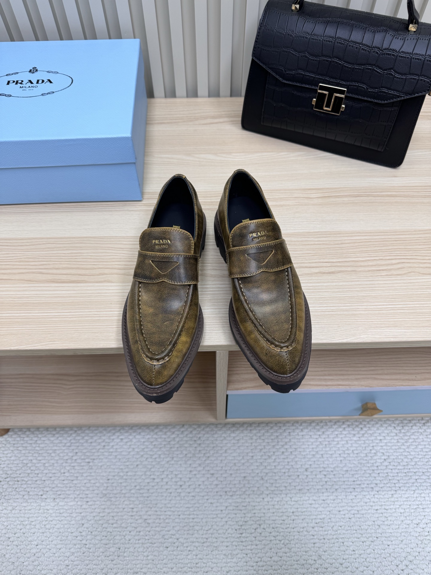 NO:259878,Prada 25/ Latest pointed loafers | Intertwined fashion and quality. This couple's loafers are a treasure item. The upper is selected for imported colored cowhide, with a delicate touch, and a high-end texture, showing low-key luxury under the light. The inner part is silk sheepskin, which is soft in the skin, and every step seems to be stepping on the clouds. The classic triangle mark is eye-catchingly embellished with buckles, demonstrating the brand identity, and is undoubtedly the 