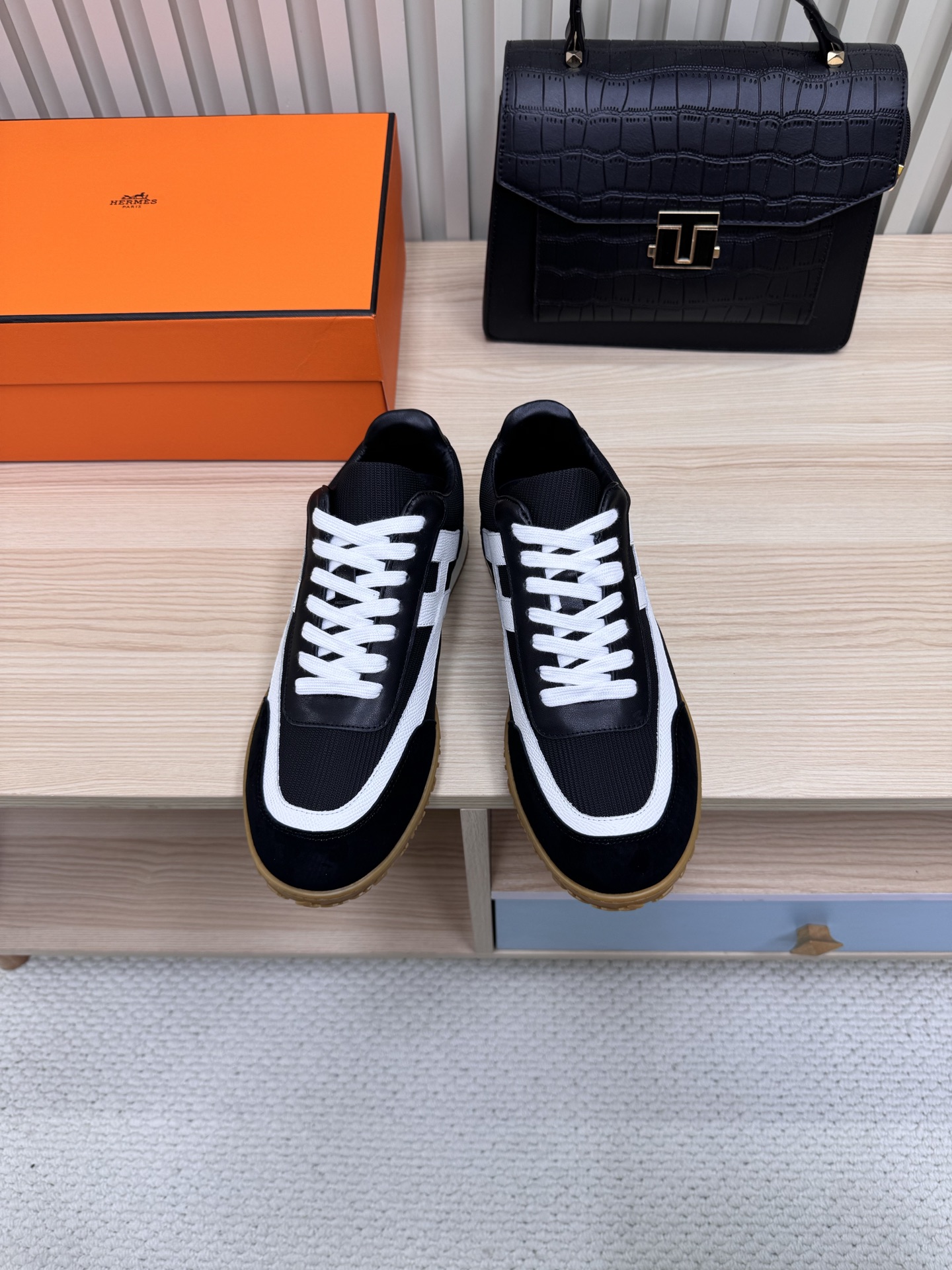 NO:256181,Hermes magic shoes | A must-have for trendy couples to go out. Hermes sneakers that are being chased and asked, the top j? version is coming!  Who can’t be confused about this appearance and texture?   The upper is spliced ​​with top suede and soft sheepskin, matched with the brand's signature fabric surface, and the details show high-end texture. The contrasting color design is bold and eye-catching, and it is very popular when walking on the street. The inner sheepskin is close to the feet and skin-friendly. Every step is like stepping on a cloud. Raw glue outsole is anti-slip and wear-resistant, both fashionable and practical. The unique strap design not only increases the layering of the shoes, but also freely adjusts the elasticity and tightness, adding points to the overall look. There is also exquisite packaging, and it is perfect for giving gifts to yourself~ Hurry up and get it with your crush to easily grasp the ceiling for couples’ outfits!   #Hermes #Couple style #Casual sports shoes #Fashion wear Fabric suede   down cloth Inner mixed breeding sheepli Outsole Original TPU Sole Thickness 2CM Size 35-45, Casual shoes/sports shoes, hermes, sneakers, down jacket, sheepskin, chamois leather19860909爱马仕神鞋|潮人情侣出街必备  被追着问的爱马仕运动鞋,顶级j?版本来袭！这颜值,这质感,谁看了不得迷糊？  鞋面采用顶级麂皮与柔软羊皮拼接,搭配品牌标志性布面,细节处尽显高级质感 撞色设计大胆吸睛,走在街上回头率爆表.  羊皮内里,贴脚又亲肤,每一步都像踩在云朵上 生胶大底,防滑耐磨,时髦与实用兼得.  独特绑带设计,不仅增加了鞋子的层次感,还能自由调节松紧,为整体造型加分.更有精美包装,送礼自穿都超合适~  赶紧和你的crush一起get,轻松拿捏情侣穿搭天花板！  #爱马仕 #情侣款 #休闲运动鞋 #时尚穿搭 面料麂皮 羽绒布 内里混种羊里 大底原版TPU 底厚2CM 码数35-45,休闲鞋/运动鞋,hermes,sneakers,down jacket,sheepskin,chamois leather,Women's Shoes