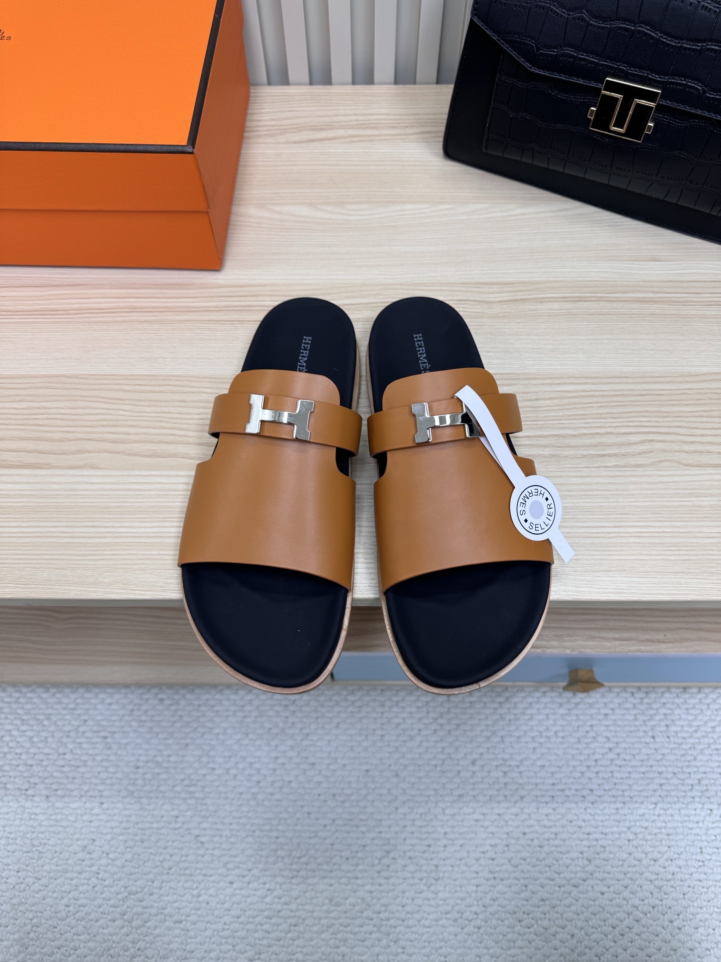 NO:257234,(Top version) Hermes The couple's second uncle-drag/latest snake-patterned sandal slippers, paired with various colorful socks, is very fashionable!  —————————— Imported cowhide leather/Yangjing leather/Cloth/Palm leather Imported cowhide leather/Sheepskin Outsole Tpu non-slip wear-resistant outsole Women's size 35-42 (40.41.42 No return or replacement) Men's size 39-45 (46 can be fixed without return or replacement), Slippers, hermes, hermes, sandals, slippers, cowhide, sheepskin, sheep, socks19860909（顶级版本） Hermes 爱马仕火到不行的情侣款二舅拖/最新蛇纹凉鞋拖鞋,搭配各种彩色袜子,潮爆了！ ———————— 鞋面进口牛皮/羊京皮/布面/掌纹皮 内里进口牛皮/羊皮 大底Tpu防滑耐磨大底 女码35-42（40.41.42不退不换) 男码39-45（46可定不退不换）,拖鞋,hermes,hermes,sandals,slippers,cowhide,sheepskin,sheep,socks,Women's Shoes