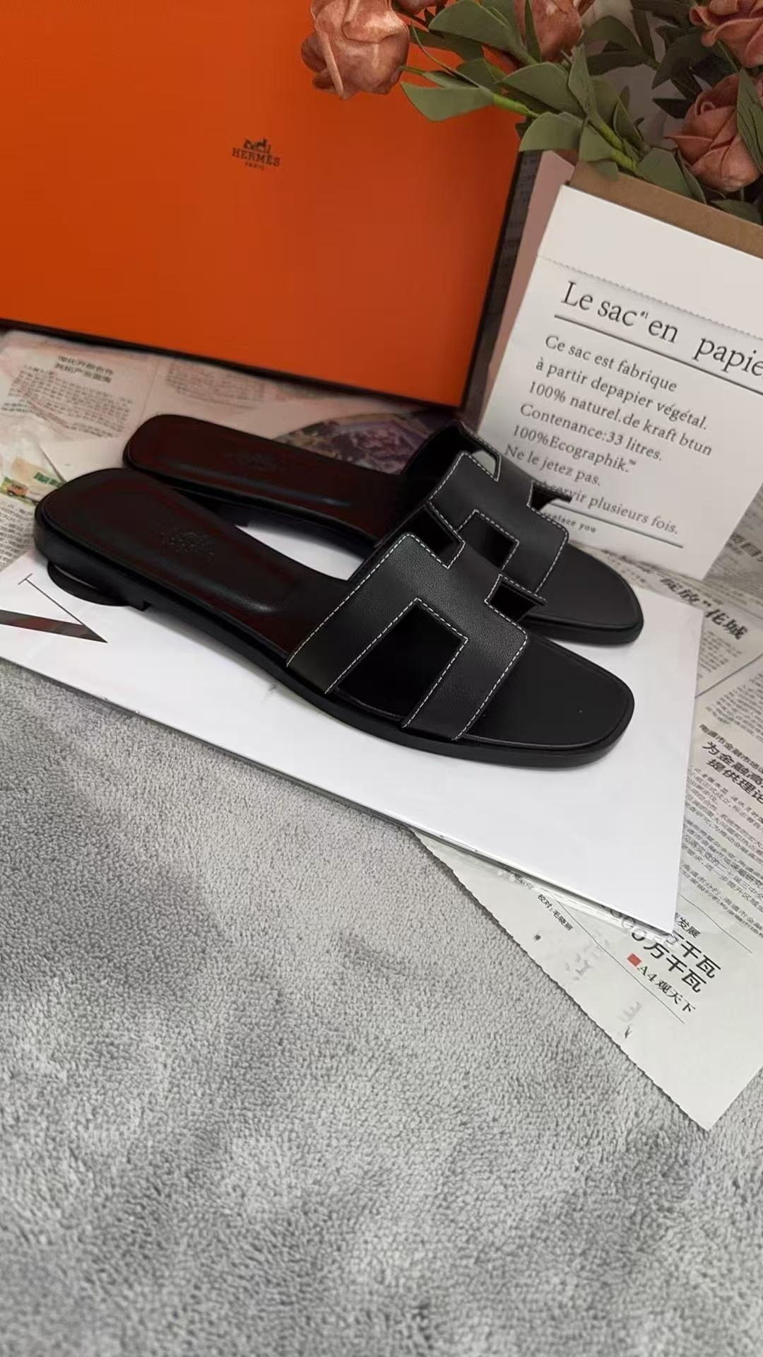 NO:249227,Hermes H slippers Oran sandals series, fashionable and versatile, super comfortable, every detail is the ultimate, original swift calfskin, original 1:1 exclusive private mold upper/original genuine leather edge strip sole Packaging: Each pair of shoes is equipped with two H-series scarves SIZE34~42 (34.40.41.42 custom-made, no return or replacement), slippers, hermes, hermes, stuart weitzman, sandals, slippers, cowhide19860909Hermes 爱马仕 H拖鞋Oran凉鞋系列 时尚又百搭 超级舒服 每个细节都做到极致 原版swift小牛皮 原版1:1独家私模鞋面/原版真皮沿条大底  包装: 每对鞋均配有两条H家系列丝巾 SIZE34~42（34.40.41.42定制不退不换）,拖鞋,hermes,hermes,stuart weitzman,sandals,slippers,cowhide,Women's Shoes