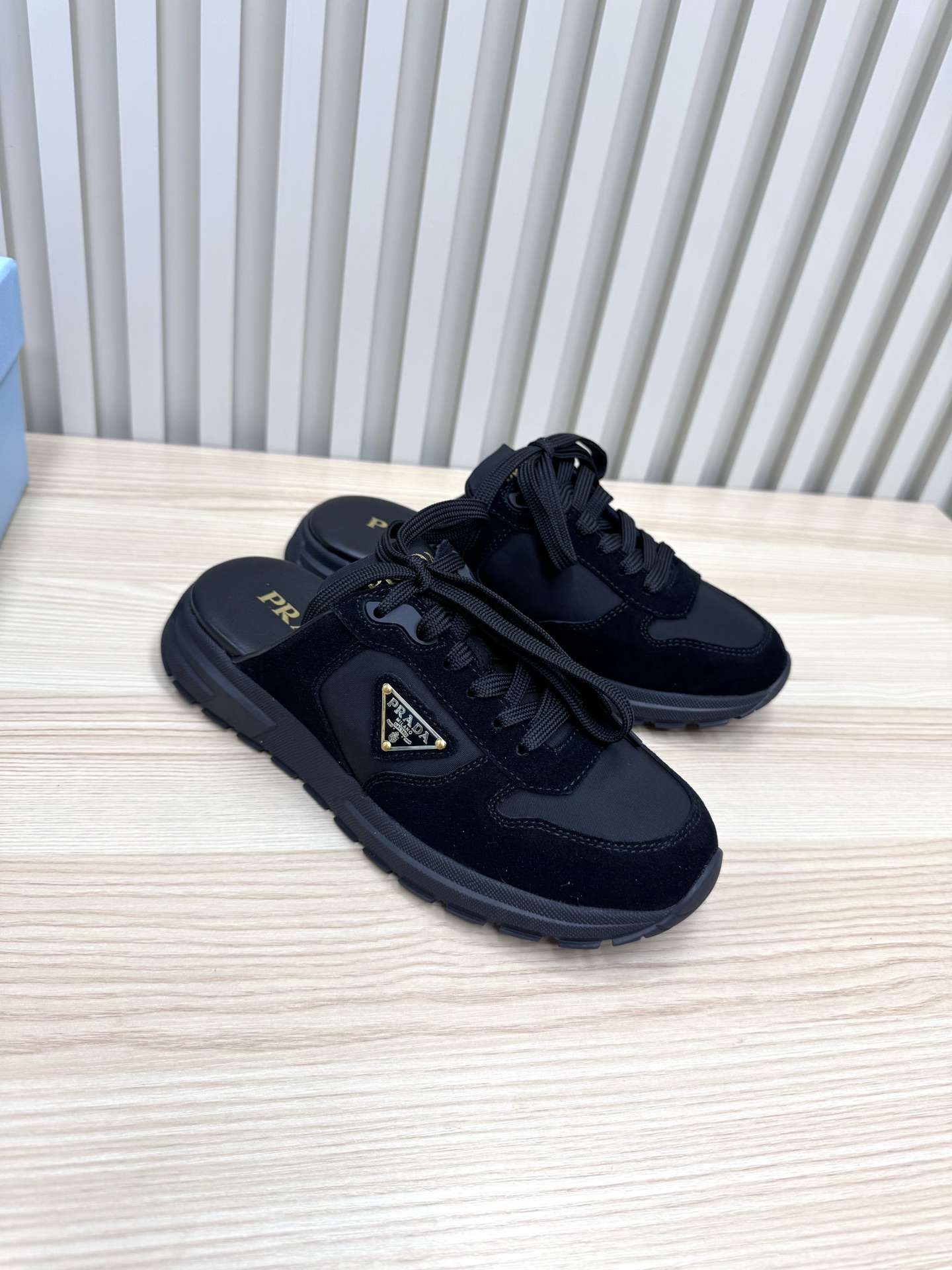 NO:249239,Prada Thick-soled Casual Shoes Semi-Shake Sneakers!  The Italian counter purchasing original shoes are developed, 1 to 1, and the original reproduction is replicated. This year's theme is not defined through simplicity and simplicity. From thick-soled sneakers to serrated short boots to flat shoes, it is full of excitement... The combination of gentleness and handsomeness is the finishing touch of women. The top-quality open-edge beaded cowhide with imported cowhide triangle mark is the same as the original, wear-resistant and ultra-light two-color outsole, sheepskin inner breathable and comfortable size 34-40, semi-torque, prada, prada, boots, sneakers, cowhide, sheepskin19860909Prada 普拉达 厚底休闲鞋 半拖运动鞋！ 意大利专柜代购原版鞋开发,1比1照足原味复刻.今年的主题就是不被定义 通过简单简洁体现质感从厚底运动鞋到锯齿短靴再到的平板鞋 处处都流露着必爆气势…集温柔和帅气为一身 女人的点睛之笔 材质顶级开边珠牛皮搭配进口牛皮三角标和原版一致,耐磨超轻双色大底 羊皮内里透气舒适  码数34-40,半拖,prada,prada,boots,sneakers,cowhide,sheepskin,Women's Shoes