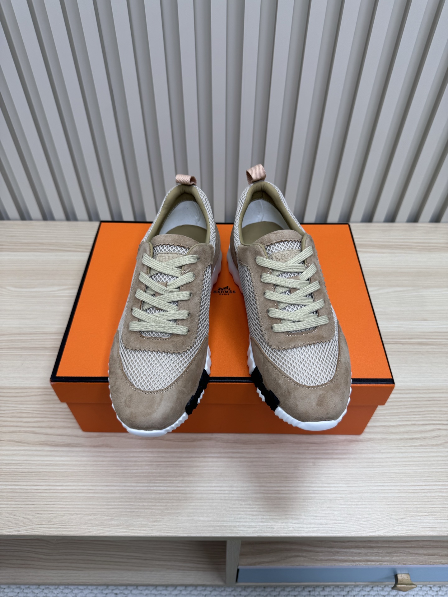 NO:246056,[Hermes top pairing] These couple shoes are amazing!   Hermès classic sneakers that fall at a glance, Italian calfskin   geometric hollowed outsole, the eye-catching italic 