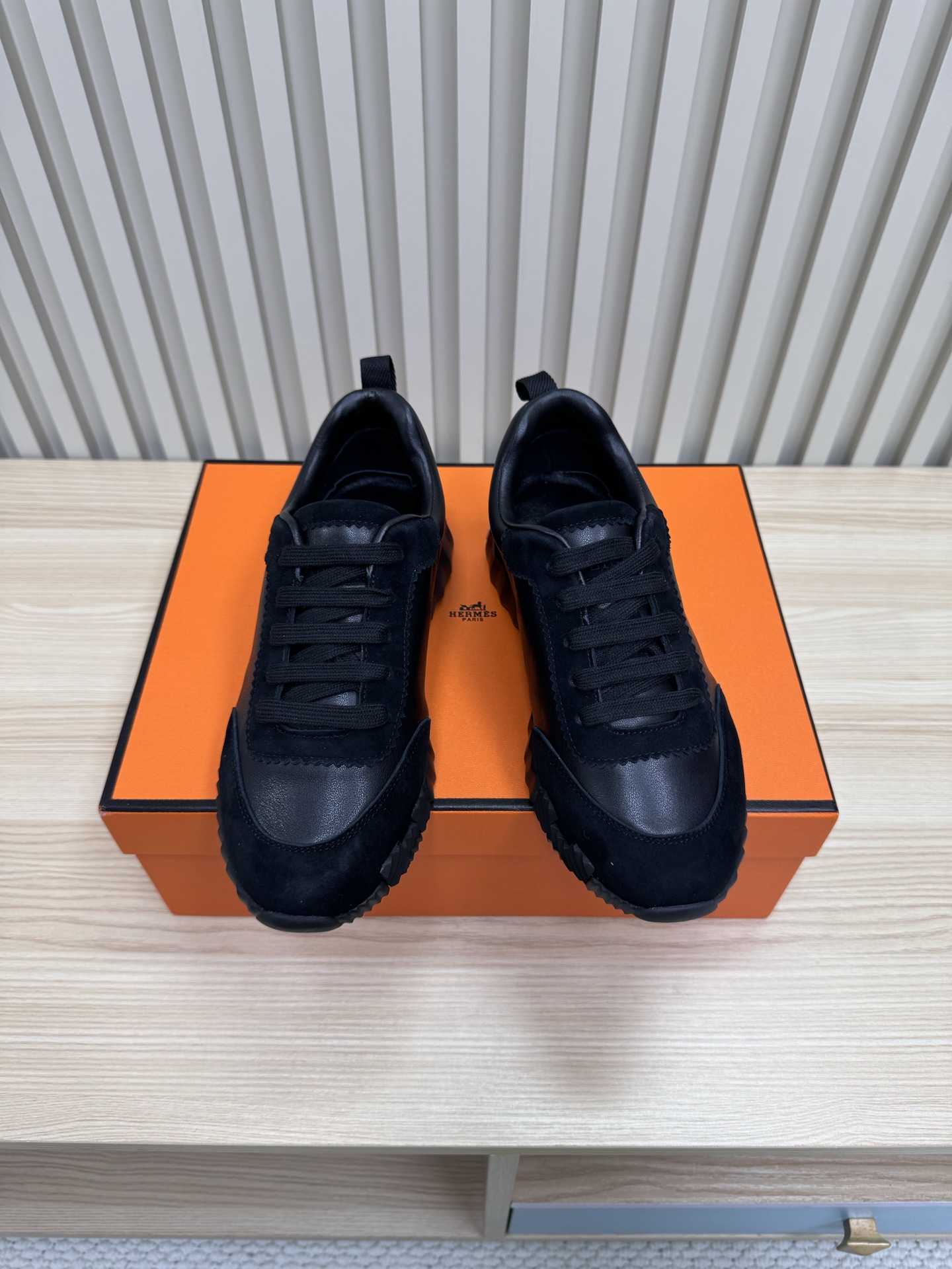 NO:246061,Hermes Top version # Hermes H Family Classic (Couple Model) Casual Sports Shoes Calfskin Sneakers. Extra large and light sole decorative geometric pattern, made in Italy. The rubber sole is decorated with exaggerated 