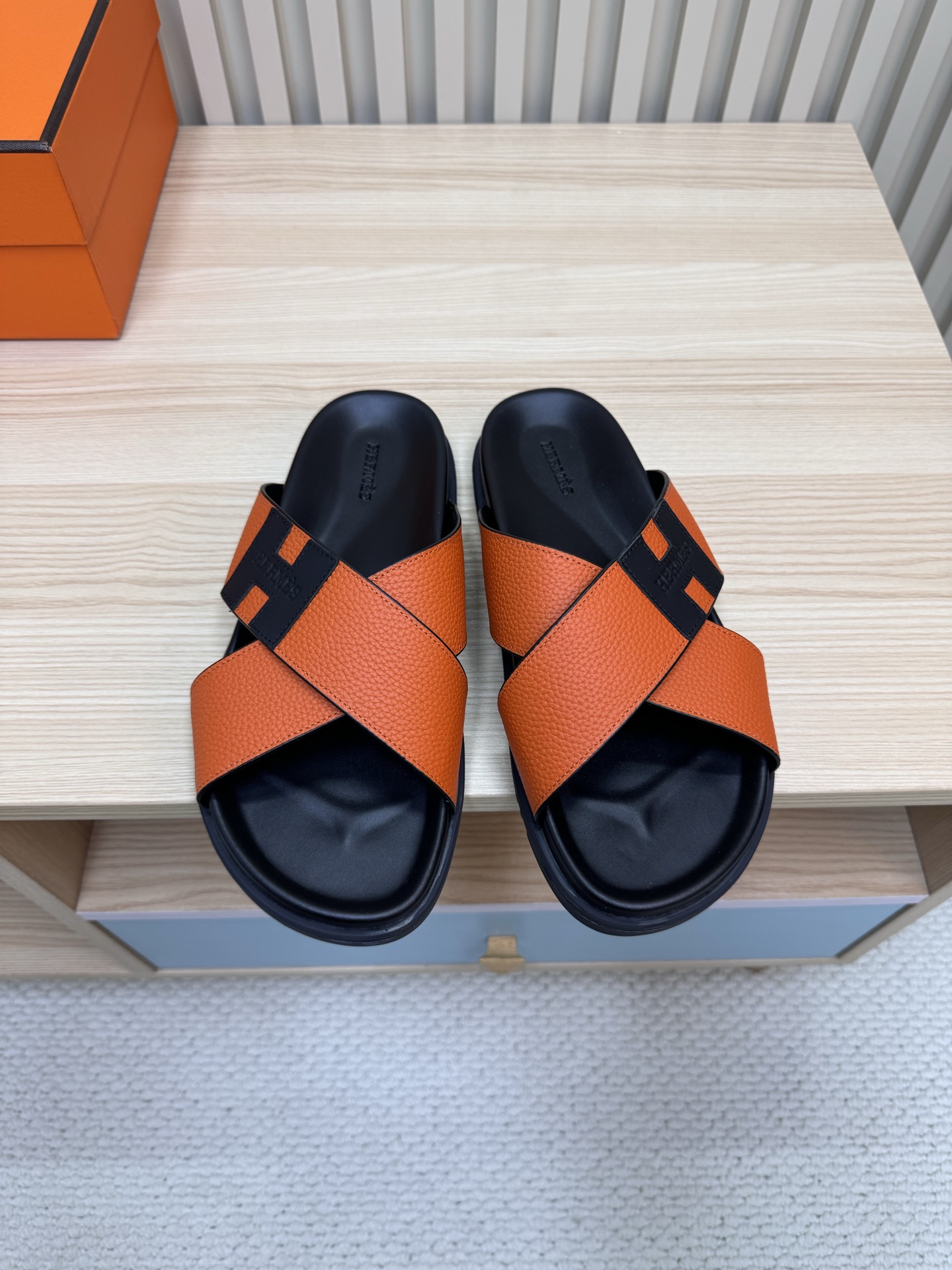 NO:245891,Hermès 2025 new couple genuine leather cross slippers are here. This pair of Hermès second uncle drag is really popular. Classic cowhide fabric with soft cowhide inner, full of comfort on the feet. TPu soles are light and wear-resistant. You won’t be tired at any time when you wear them. The most amazing thing is its classic H design. The high-end feeling is full. It is simply trendy and explosive when paired with colorful socks. The couple wears them together with a high return rate. Any T-shirt and shorts are very stylish. The fairy slippers that must be owned this summer. Fashionable guys are just right. #Hermès slippers #Couple style #Summer outfit #Trendy items ———————————— litchi pattern cowhide inner imported cowhide, outsole Tpu anti-slip wear-resistant outsole Women's size 35-42 (40.41.42 no return or replacement)  Men's size 39-46 (45.46 no return or replacement), slippers, hermes, hermes, slippers, shorts, tees, t-shirt, cowhide, socks19860909爱马仕2025新款情侣真皮交叉拖鞋来啦  这双Hermès二舅拖真的太火了 经典牛皮面料搭配柔软牛皮内里 上脚舒适度满分 TPu鞋底轻便耐磨 随便穿多久都不会累  最绝的是它的经典H设计 高级感拉满 搭配彩色袜子简直潮到爆炸 情侣一起穿出门回头率超高 随便搭个T恤短裤都很有范  今年夏天必须拥有的神仙拖鞋 时髦精们冲就对了  #爱马仕拖鞋 #情侣款 #夏日穿搭 #潮流单品 ———————— 鞋面进口荔枝纹牛皮 内里进口牛皮 大底Tpu防滑耐磨大底 女码35-42（40.41.42不退不换) 男码39-46（45.46不退不换）,拖鞋,hermes,hermes,slippers,shorts,tees，t-shirt,cowhide,socks,Women's Shoes