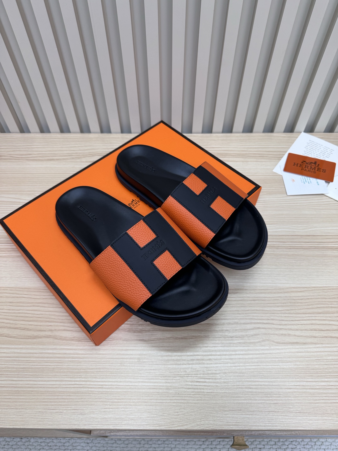 NO:245895,Hermes 2025 new couple slippers. The classic H-label design is never out of date. This pair of lychee-patterned cowhide slippers is really too high-end. The top layer of cowhide fabric is matched with soft cowhide inner. You will know that the texture is unusual when you put it on. The TPI soles are very comfortable to walk. It is not tiring at all. The most amazing thing is its versatility. It is full of fashionable colored socks. It looks good when you wear jeans or dresses. The couple wears it together and looks back. The classic H-label is low-key and expensive. The lychee-patterned leather has a taste and it is time to buy it now. It is time to make arrangements in spring and summer. #Hermes slippers #Couple outfits #Luxury flat substitutes #Spring and summer shoes —————————————— litchi-patterned cowhide inner imported cowhide, outsole rubber soaking table/Tpu anti-slip wear-resistant large sole  Women's Size 35-42 (40.41.42 No Return or Exchange) Men's Size 39-46 (45.46 No Return or Exchange), Slippers, hermes, slippers, skirts, jeans, cowhide, socks19860909爱马仕2025新款情侣拖鞋 经典H标设计永不过时  这双荔枝纹牛皮拖鞋真的太高级了 头层牛皮面料搭配柔软牛皮内里 上脚那一刻就知道质感不一般 TPI鞋底走起路来特别舒服 日常穿搭完全不累脚  最绝的是它的百搭性 配彩色袜子时髦度拉满 随便搭个牛仔裤或连衣裙都好看 情侣一起穿出门回头率爆表  经典H标低调又显贵 荔枝纹皮质越穿越有味道 现在入手正是时候 趁着春夏赶紧安排上吧  #爱马仕拖鞋 #情侣穿搭 #奢侈品平替 #春夏鞋款 ———————— 鞋面进口荔枝纹牛皮 内里进口牛皮 大底橡胶发泡水台/Tpu防滑耐磨大底 女码35-42（40.41.42不退不换) 男码39-46（45.46不退不换）,拖鞋,hermes,slippers,skirts,jeans,cowhide,socks,Women's Shoes