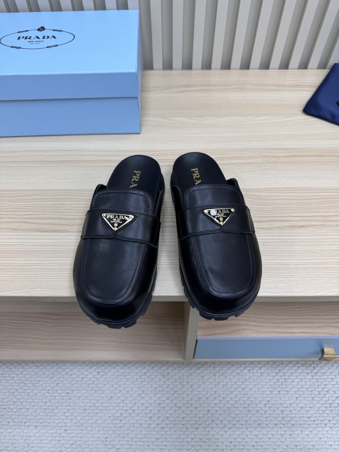 NO:265735,Prada 25 spring and summer new sandals!  The latest catwalk model, classic upgrade, comfort and fashion coexist, round toe design matches different styles, upper matte cowhide/gloss cowhide, inner lining: original customized cowhide inner lining, original mold-open anti-slip sole, shoe size: 35-40 (41 can be customized), semi-trail, prada, prada, slippers, cowhide19860909Prada 普拉达25春夏新款凉拖鞋！最新走秀款,经典升级 舒适度与时髦度并存 圆头设计搭配不同风格需求 鞋面磨砂牛皮/光面牛皮 内里: 原版定制牛皮内里 大底原版开模防滑大底 鞋码: 35-40（41可订做）,半拖,prada,prada,slippers,cowhide,Women's Shoes