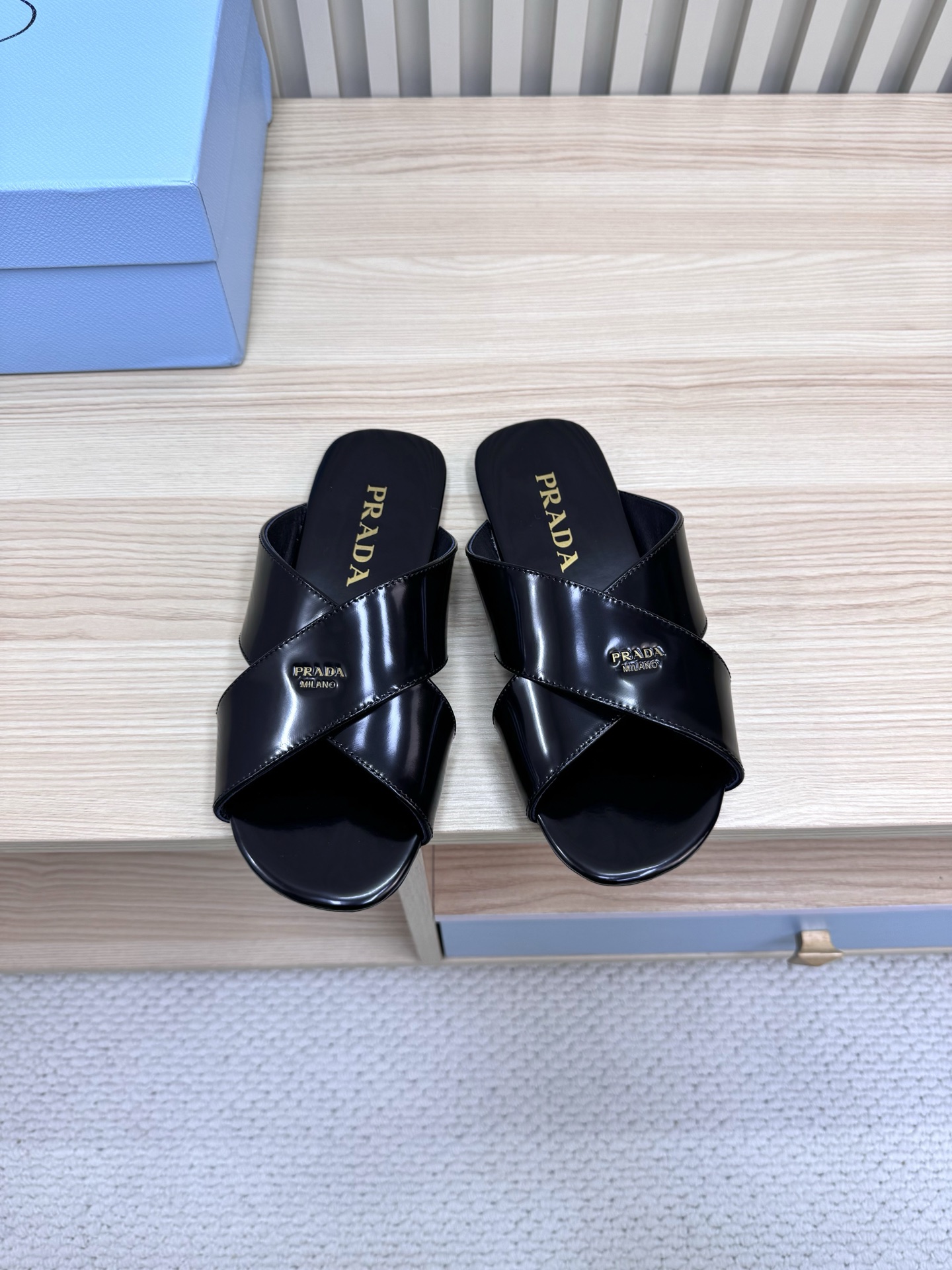 NO:387680,**Prada's new 2025 spring and summer cross sandals are here!  ** Latest catwalk model, classic upgrade, dual comfort and fashionableness online!  The round head design is versatile and not picky. It can be easily controlled whether it is lazy vacation style or urban minimalist outfit~ **Highlight express** Cross-belt design, modify the foot shape and make you look slim. Soft material, you won’t be tired all day long. Versatile color, black/white/pink matches as you like. Wear it and become fashionable in seconds!  This summer, let Prada's sandals accompany you to the streets~ #Prada's new style #sandals recommended #summer outfit #high-end slippers #upper patent leather inner lining: original custom sheepskin lining, cowhide footbed, original mold-open anti-slip sole Shoe size: 35-40 (41 can be customized), slippers, prada, slippers, cowhide, sheepskin19860909**Prada 2025春夏新款交叉凉拖鞋来啦！**   最新走秀款,经典升级 舒适度与时髦度双重在线！圆头设计百搭不挑人,无论是慵懒度假风还是都市极简穿搭都能轻松驾驭～  **亮点速递**  交叉带设计,修饰脚型显瘦  柔软材质,暴走一整天也不累  百搭色系,黑/白/粉随心配  穿上它,秒变时髦精！ 这个夏天,就让Prada的凉拖陪你美美出街吧～  #Prada新款 #凉拖鞋推荐 #夏日穿搭 #高级感拖鞋 # 鞋面漆皮 内里: 原版定制羊皮内里,牛皮垫脚 大底原版开模防滑大底 鞋码: 35-40（41可订做）,拖鞋,prada,slippers,cowhide,sheepskin,Women's Shoes