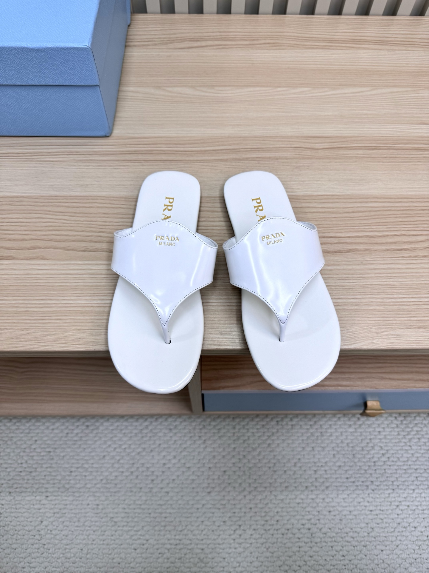 NO:387664,Prada 25 Spring and Summer New Cross Sandals!  The latest catwalk model, classic upgrade, comfort and fashion coexist, round toe design matches different styles, upper patent leather, inner lining: original custom sheepskin lining, cowhide footbed, original open mold non-slip sole Shoe size: 35-40 (41 can be customized), split-toe shoes, prada, prada, slippers, cowhide, sheepskin19860909Prada 普拉达25春夏新款交叉凉拖鞋！最新走秀款,经典升级 舒适度与时髦度并存 圆头设计搭配不同风格需求 鞋面漆皮 内里: 原版定制羊皮内里,牛皮垫脚 大底原版开模防滑大底 鞋码: 35-40（41可订做）,分趾鞋,prada,prada,slippers,cowhide,sheepskin,Women's Shoes