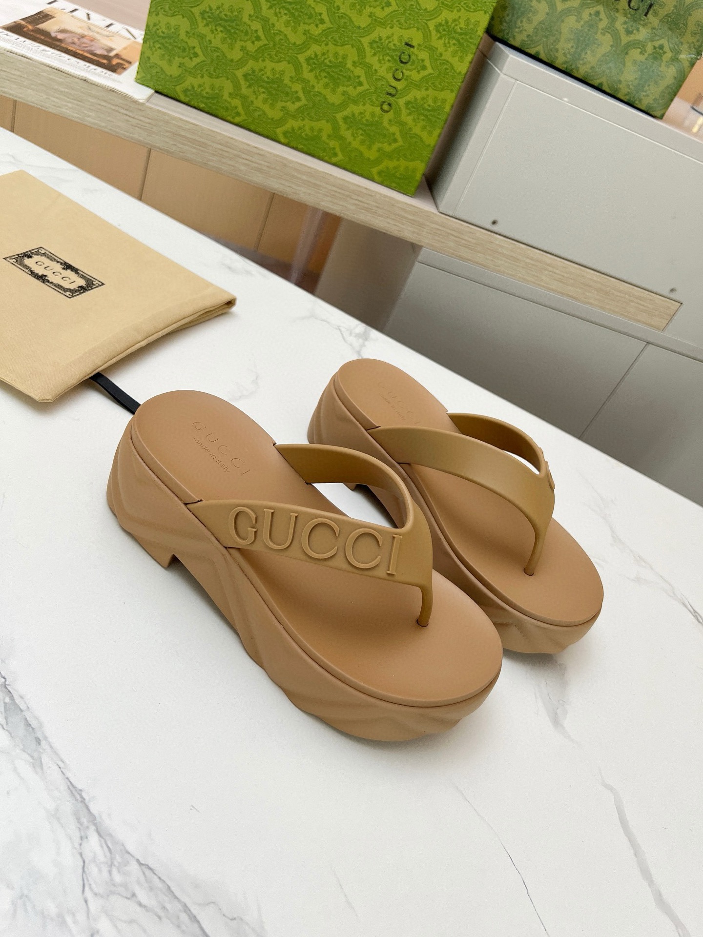 NO:409137,Gucci top counter!  Official website synchronization Exclusive first release Guqi letter thick-soled flip flops/feet-clip-flop recommendation Xiaohongshu same style, original mold opening, purchasing version, high-end odorless material, original letters, private film anti-slip sole. Front water table 3.0CM Back water table 5.0CM Size 35-42#, split-toe shoes, gucci19860909Gucci 古奇顶级专柜！ 官网同步 独家首发 古奇字母厚底人字拖/夹脚拖小红书推荐 明星同款 原版开模 代购版本, 高端无臭材质,原版字母,私膜防滑大底. 前水台3.0CM 后水台5.0CM 码数35-42＃,分趾鞋,gucci,Women's Shoes