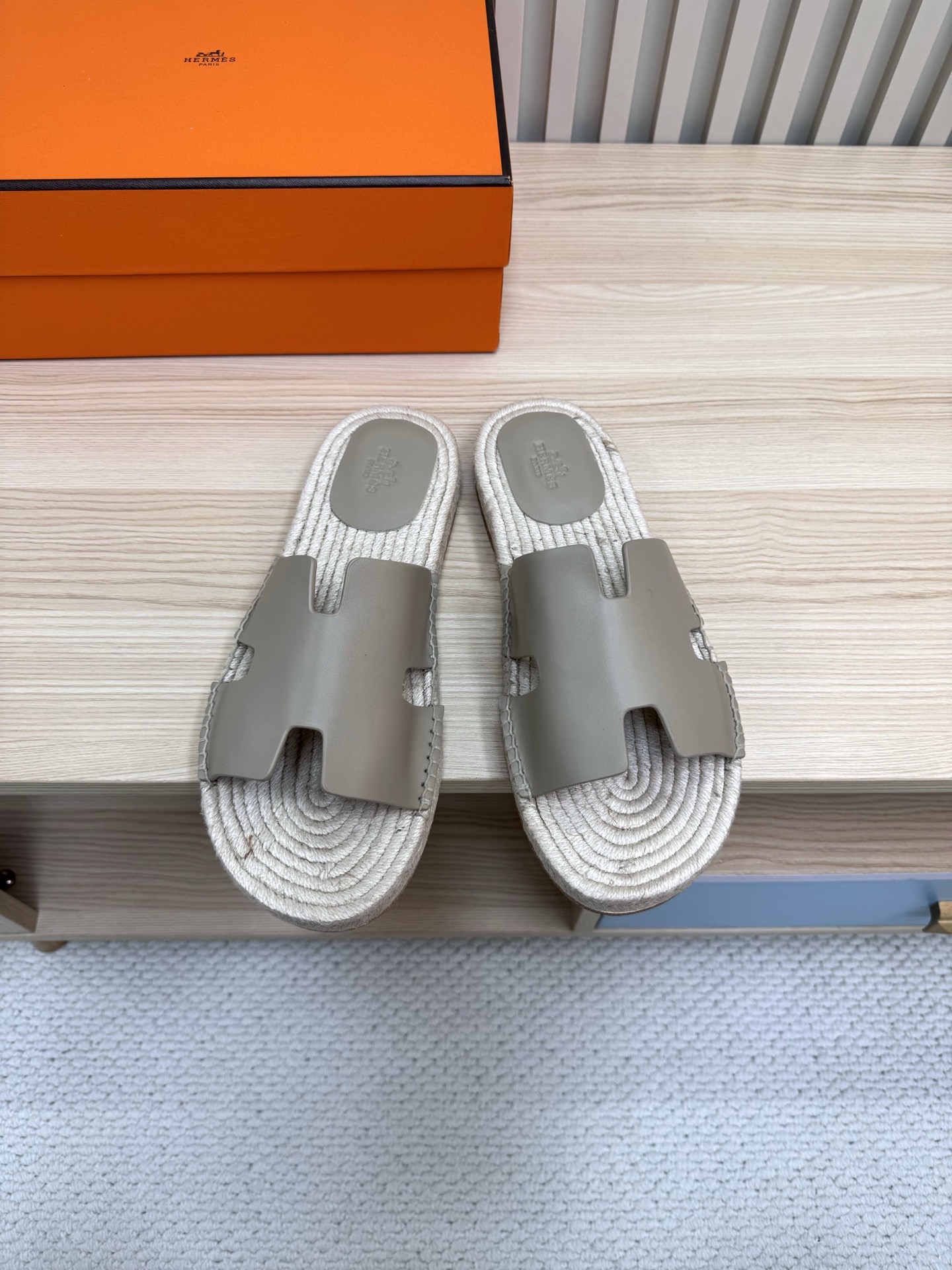 NO:421991,Genuine leather bottom (couple style) high quality!  Hermes Classic Santorini straw sandals are inspired by the new design of the traditional classic H upper, paired with exquisite ankle straps and adjustable lace-ups, suitable for daily wear and create a fashionable and leisurely style. The industry's exclusive counter-like enamel pure hand made one-on-one!  Imported straw leather bottoms from the sole, imported fabric, imported Italian cowhide, pure imported Italian goatskin, size 34~42 (40.41.42 customization, no return or exchange) Men's size 40~46 (45.46 customization), slippers, hermes, hermes, slippers, espadrilles, cowhide, sheepskin19860909真皮底（情侣款）高品质！ Hermes 爱马仕经典Santorini 草编凉拖鞋新设计灵感还是遵循传统经典 H 鞋面,搭配精致踝带、可调节系带,适合日常穿着、打造时尚悠闲风格 业内独家专柜一样的珐琅纯手一对一制作！ 大底进口草编真皮底片 面料进口意大利牛皮 内里纯进口意大利山羊皮 码数34～42（40.41.42订制不退不换） 男码40～46（45.46定做）,拖鞋,hermes,hermes,slippers,espadrilles,cowhide,sheepskin,Women's Shoes