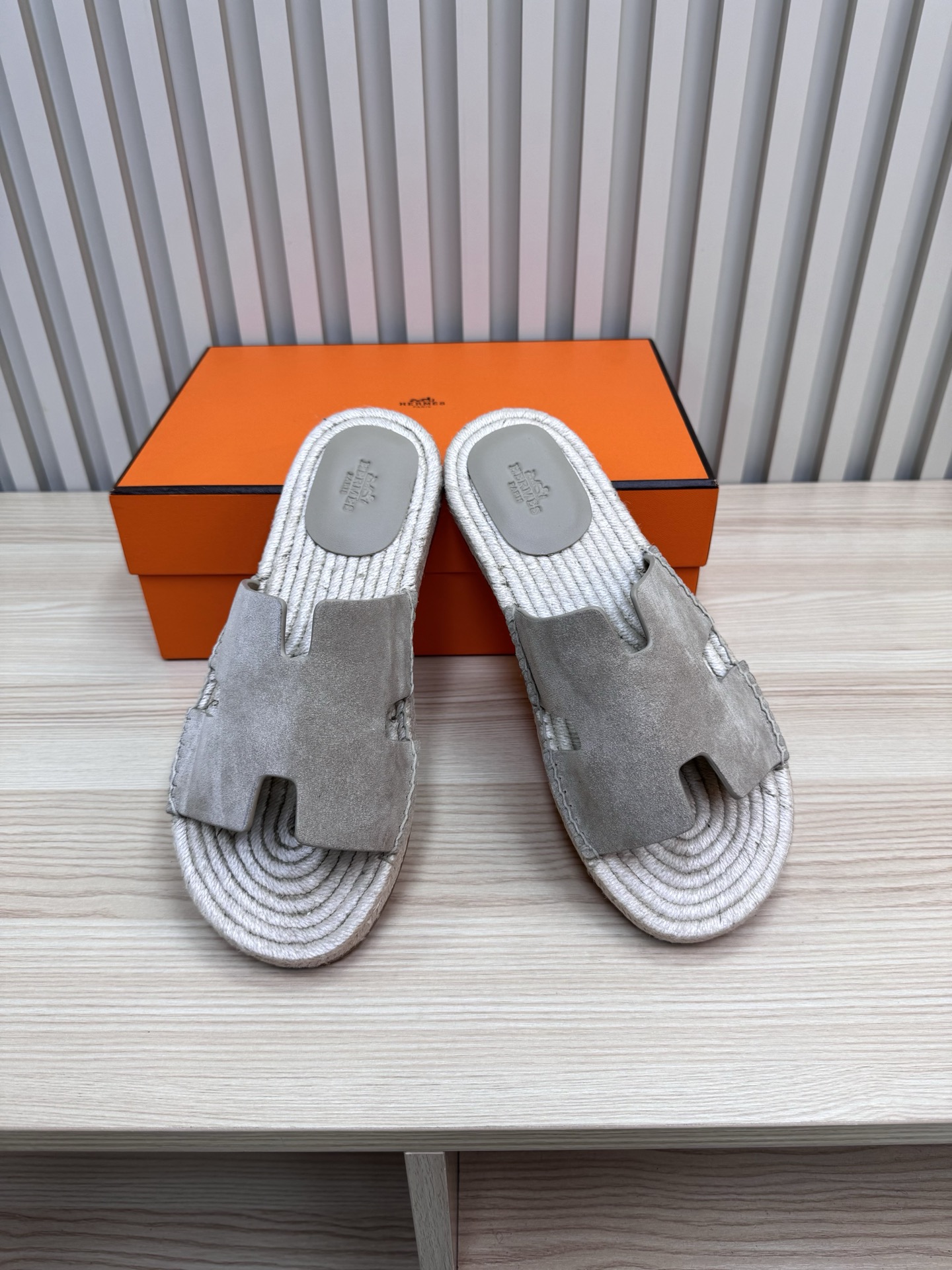 NO:423134,Rubber sole genuine leather sole [Hermes hemp rope sole slippers | Couple exclusive advanced ritual sense] Finally, I waited for this pair of immortal CP models!  Hermès Santorini straw mop, wear Mediterranean vacation style under your feet~ ** Top-end details control** - Imported cowhide upper + soft glutinous goatskin inner (bare feet wear like stepping on clouds) - Exclusive!  Enamel buckle is purely hand-made inlaid with counter homogeneous technology - adjustable ankle strap design | double version of rubber bottom/real bottom, eye-catching artifact for couples to go out!   From Brunch to a date at the beach, H logo is a secretly noble ~ The 'hidden model' that everyone knows in the industry. It is made by hand one-on-one, and the time to wait for a shoe is brewing romance. #Hermes Ping Aluminum Ceiling #Niuniversity No Matching #High-end outfits Imported straw leather bottoms, fabric imported Italian cowhide, pure imported Italian goatskin, size 34~42 (40.41.42 customization, no return or exchange) Men's size 40~46 (45.46 customization), slippers, brunello cucinelli, hermes, slippers, espadrilles, cowhide, sheepskin, size 40~46 (45.46 customization), slippers, brunello cucinelli, hermes, slippers, espadrilles, cowhide, sheepskin, size 40~46 (45.46 customization), slippers, brunello cucinelli, hermes, slippers, espadrilles, cowhide, sheepskin, size 40~46 (45.46 customization), slippers, brunello cucinelli, hermes, slippers, espadrilles, cowhide, sheepskin,19860909橡胶底 真皮底【爱马仕麻绳底拖鞋｜情侣专属の高级仪式感】  终于等到这对神仙CP款！Hermès Santorini草编拖,把地中海度假风穿在脚下～  **顶配细节控**  - 进口牛皮鞋面+软糯山羊皮内里（光脚穿像踩云朵）  - 独家！珐琅扣纯手工镶嵌 专柜同源工艺  - 可调节踝带设计｜橡胶底/真皮底双版本  情侣出街吸睛神器！  从Brunch到海边约会,H logo一抬脚就是暗戳戳的贵气～  业内都知道的「隐藏款」  纯手工一对一制作,等一只鞋的时间都在酝酿浪漫  #爱马仕平替天花板 #小众不撞款 #高级感穿搭 大底进口草编真皮底片 面料进口意大利牛皮 内里纯进口意大利山羊皮 码数34～42（40.41.42订制不退不换） 男码40～46（45.46定做）,拖鞋,brunello cucinelli,hermes,hermes,slippers,espadrilles,cowhide,sheepskin,Women's Shoes