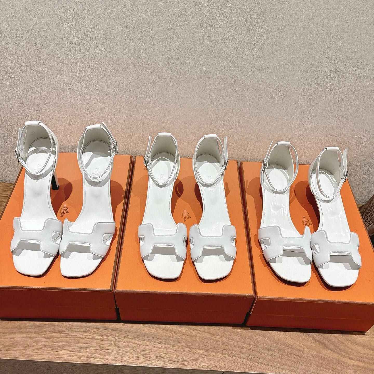 NO:411589,Hermes... Hermes Eclair 2025 new colors + hot series!  The style is super positive, with a certain thickness*** that makes your legs look longer!  Body breathable, comfortable calfskin, a single item that combines color combinations with both appearance and comfort!  Channel supply: size 35-39 can be determined by 34.40.41.42.43 Heel height 10.5cm 7cm 4.5cm, high heel sandals, hermes, hermes, sandals, high heels, cowhide19860909Hermes... 爱马仕 Eclair 2025新色+爆款系列！ 版型超正,有一定厚度**显腿长！透体透气 舒适的小牛皮 春夏拼色兼具颜值舒适度的单品！ 渠道货源 码数 size 35-39可定34.40.41.42.43 跟高10.5cm 7cm 4.5cm,高跟鞋凉鞋,hermes,hermes,sandals,high heels,cowhide,Women's Shoes