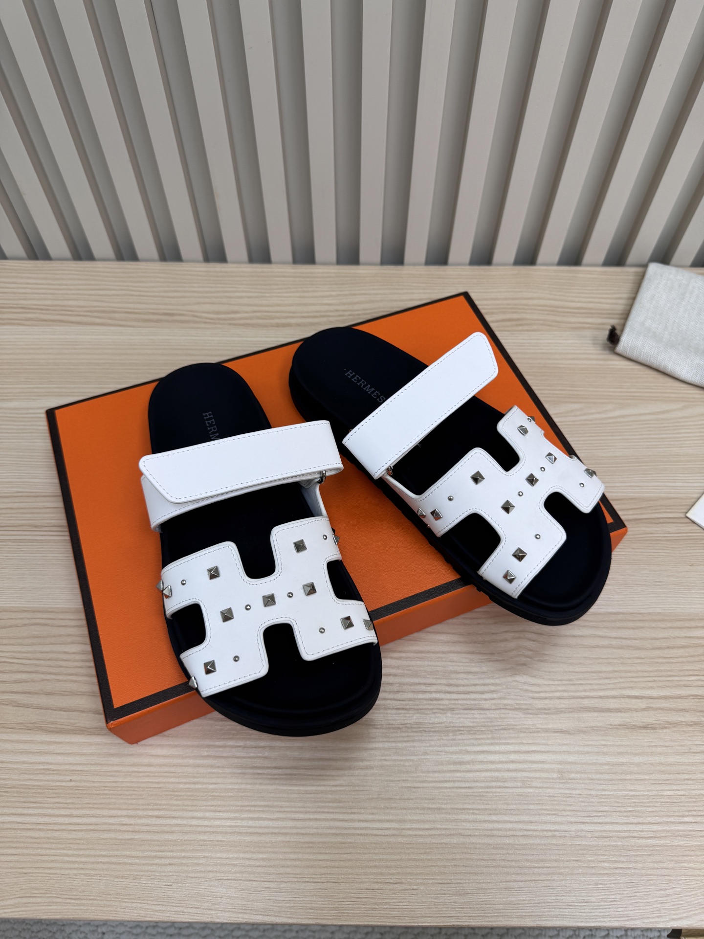 NO:419837,H Family Classic (Couple Model) Rivet Second Uncle Drag Hermes Spring and Summer Coat Series!  Classic style. Second uncle slippers that have always been very popular - sandals, which are great in any combination!  !  !  Imported mixed-bred sheepskin on the upper. Frosted leather. Imported mixed-bred sheepskin on the inner lining. Outsole Tpu non-slip wear-resistant outsole. Women's size 34-40 (customized for 41) Men's size 39-45 (customized for 39.45), slippers, hermes, hermes, sandals, slippers, sheepskin19860909H家经典（情侣款）铆钉二舅拖  Hermes爱马仕春夏凉拖系列！ 经典款型 一直都很火爆的二舅拖鞋- 凉鞋,随意各种搭配都很棒！！！ 鞋面进口混种羊皮.磨砂皮 内里进口混种羊皮 大底Tpu防滑耐磨大底 女码34-40（41定做） 男码39-45（39.45定）,拖鞋,hermes,hermes,sandals,slippers,sheepskin,Women's Shoes