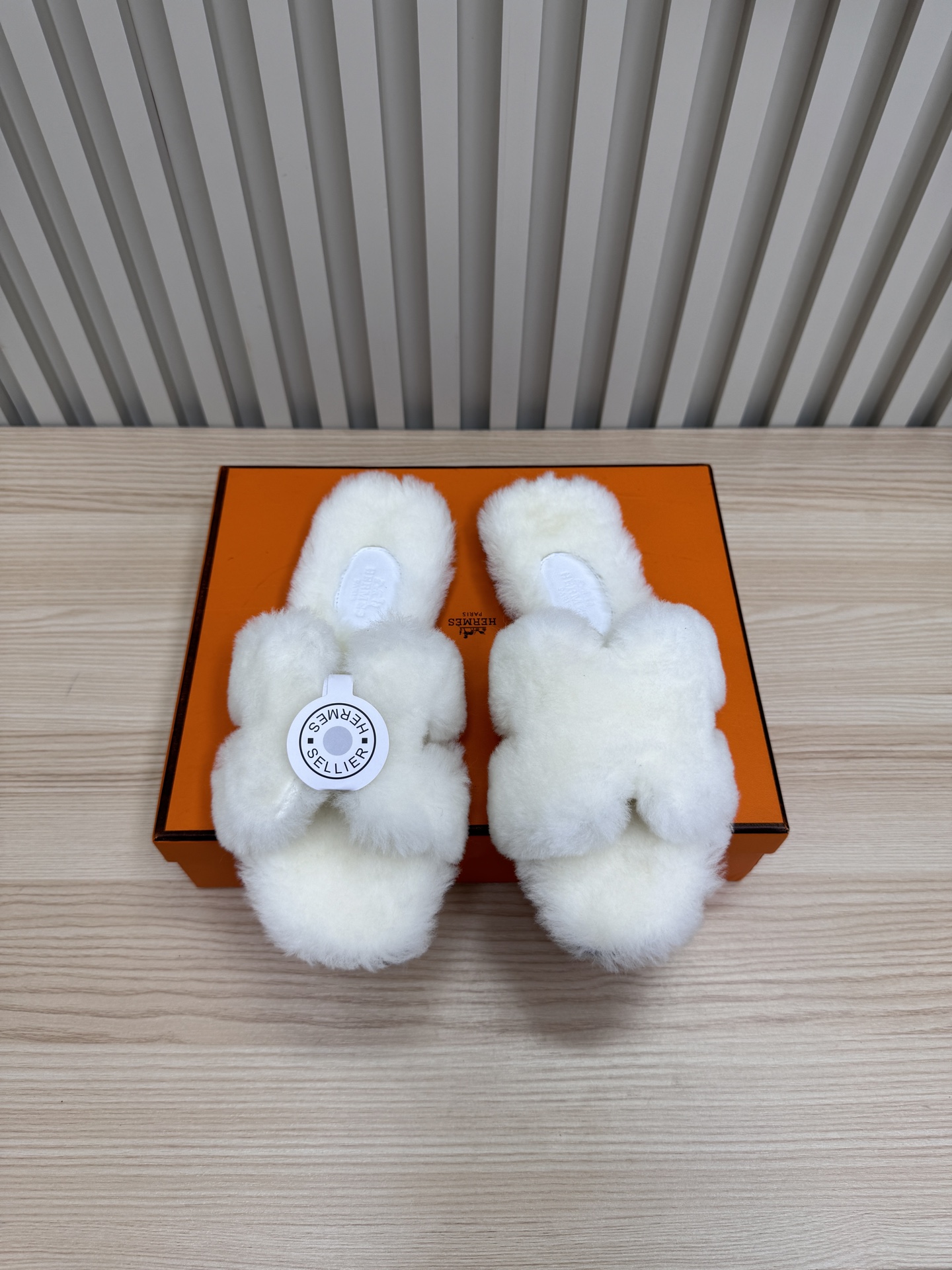 NO:461067,Hermes /sss official website and Xiaohongshu are simultaneously the latest color matching Hermes hits are launched, with upgraded workmanship and high quality!  The latest fashion trend Teddy wool H-drag autumn and winter flat bottom hair drag, super versatile warm bottom^_^ The favorite of the heroines!  Material imported from Australia Teddy Sheepskin and fur, outsole, genuine leather, size 35-42 [41, 42 customized], fur shoes and slippers, hermes, hermes, slippers, sheepskin, Leather soles19860909Hermes 爱马仕 /sss官网、小红书同步最新配色爱马仕爆款火热上线,做工升级版,高品质！ 时尚潮流最新款泰迪羊毛H拖秋冬款平底毛拖,上脚 超百搭暖底^_^女主们的最爱！ 材质澳洲进口泰迪羊皮毛一体 大底真皮大底 码数35-42［41、42订做］,毛毛鞋拖鞋,hermes,hermes,slippers,sheepskin,Leather soles,Women's Shoes