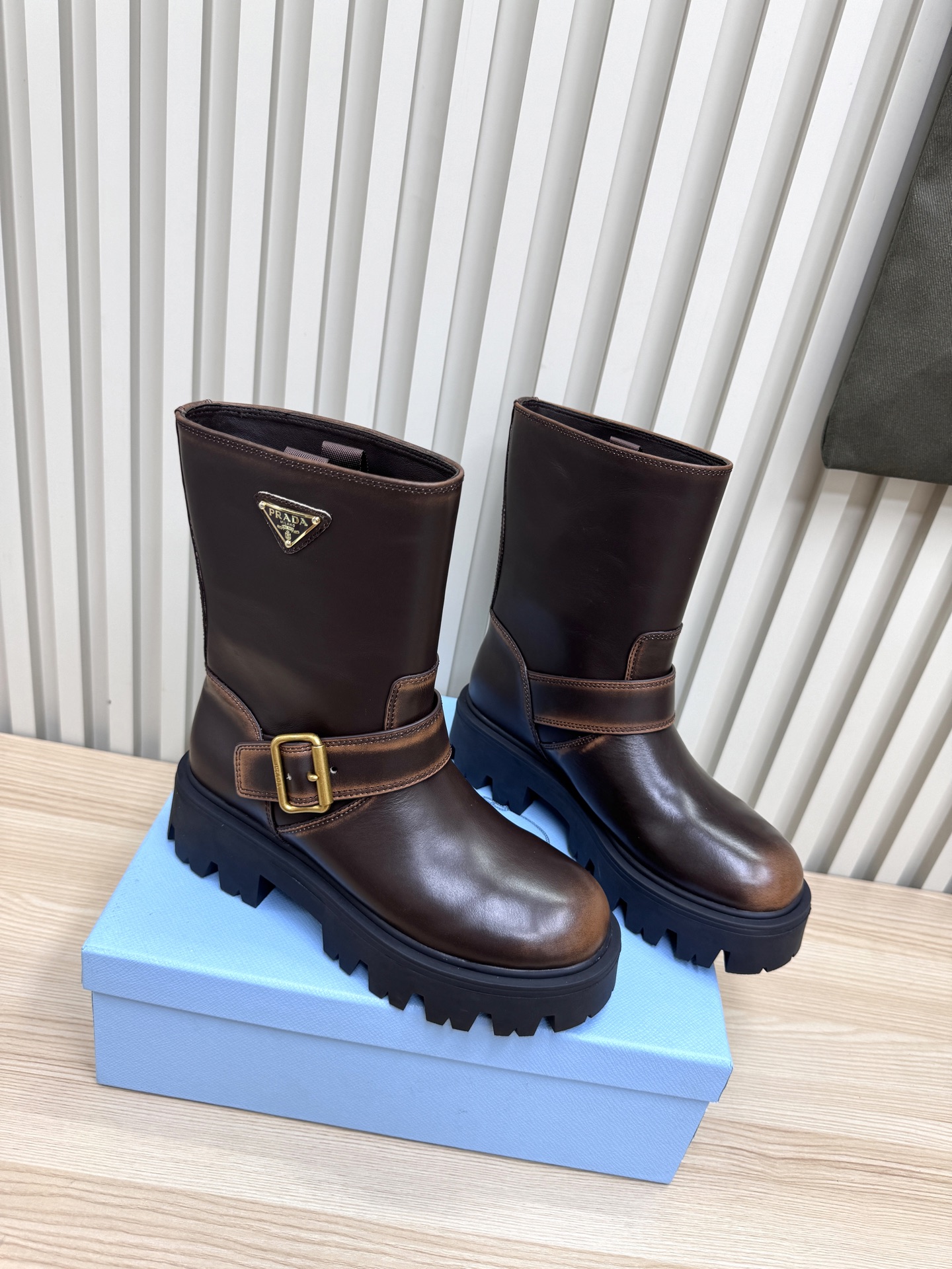 NO:477021,Prada couple Martin boots | A high-end feel with one foot. Who says that luxury and comfort cannot be achieved?  These Prada Martin boots are really amazing!  The original counter mold is opened, 1:1 ingenious reproduction, details control is directly affected~ Highlights list Imported TPU large sole｜Anti-slip, wear-resistant, ultra-durable, tin mold vacuum process｜Tank mold molding thick bottom is super stable, cowhide/beef double fabric is optional｜Full texture, sheepskin lining｜Soft as soft as cloud-like, classic triangle mark｜low-key highlights the brand style, must-have when going out, versatile and high-end, can be held in both casual style and cool style!  Wear it the most beautiful CP in the whole gai!  #Prada Martin Boots #High-end Replica #Vertical Boots Recommended Fabric Imported Explosion-proof Cowhide The inner lining is imported mixed-bred sheepskin lining Sheepskin footbed Large sole tin molded beef tendon sole Size 35-41 (customized for 42), boots, prada, boots, cowhide, sheepskin19860909Prada情侣马丁靴｜一脚蹬出高级感 谁说奢侈与舒适不能兼得？这双Prada马丁靴真的绝了！专柜原版开模,1:1匠心复刻,细节控直接沦陷～ 亮点一览 进口TPU大底｜防滑耐磨超耐穿 锡模抽真空工艺｜坦克成型厚底超稳 牛皮/牛猄双面料可选｜质感满分 羊皮内里｜踩云般柔软不磨脚 经典三角标｜低调彰显品牌格调 出街必备 百搭又高级,无论是休闲风还是酷感造型都能hold住！穿上就是整条gai最靓的cp！ #Prada马丁靴 #高端复刻 #百搭靴子推荐 面料进口防爆裂牛皮 内里采用进口混种羊皮里 羊皮垫脚 大底锡模牛筋底 码数35-41（42定做）,靴子,prada,boots,cowhide,sheepskin,Women's Shoes