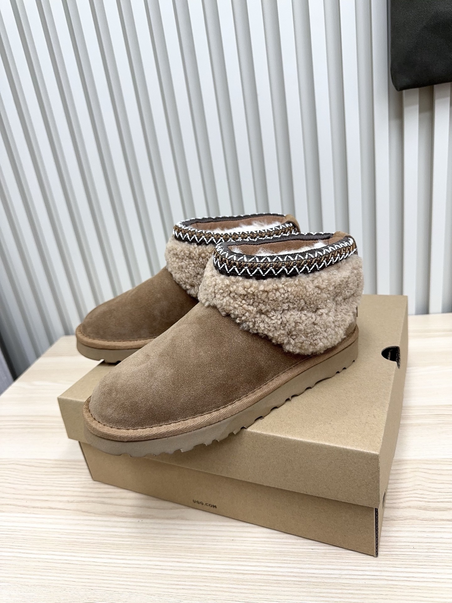 NO:615610,UGG / Snow Boots Autumn new women's comfortable and fashionable solid color casual shallow-mouth (furry heart ethnic style) snow boots!  The upper is made of imported cowhide suede, the lining is all wool, the outsole is EVA foam, the size is 35 to 40, snow boots, boots, cowhide19860909UGG / 雪地靴 秋季新款女士舒适时尚纯色一脚蹬休闲浅口（鞋口翻毛爱心民族风）雪地靴！ 鞋面采用进口牛皮反绒, 内里全羊毛 大底EVA发泡 码数35～40码,雪地靴,boots,cowhide,Women's Shoes