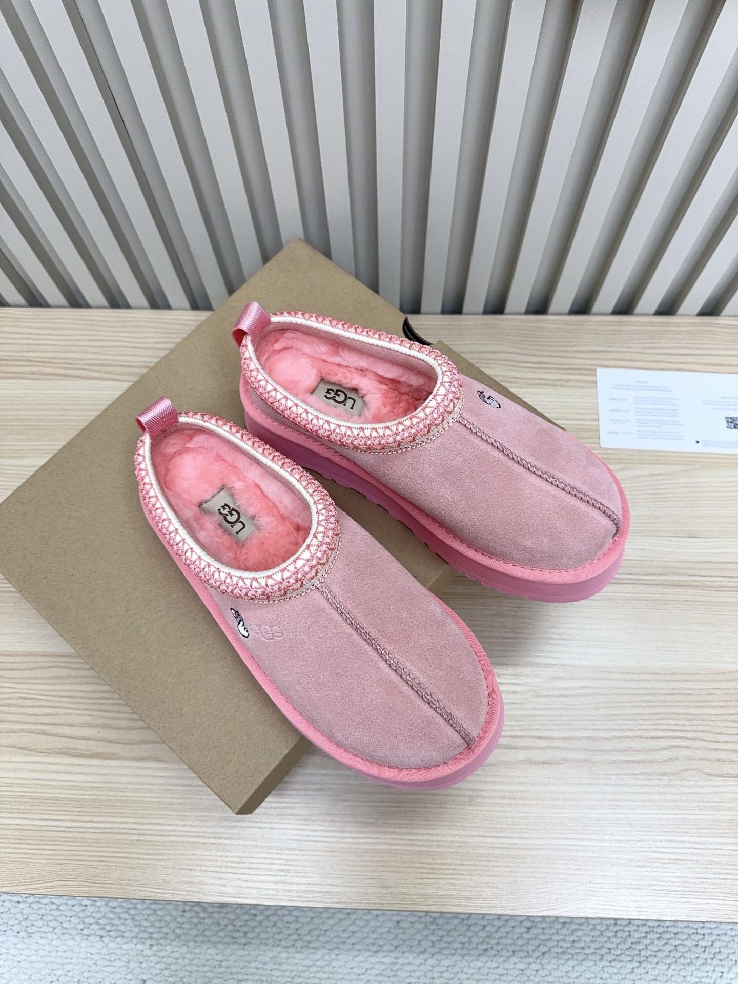 NO:560530,UGG. Snow boots 2553/embroidered love thick-soled ethnic style (counter version) Gigi's same style, original restoration, super beautiful ethnic style contrasting weaving, pure original goods, exquisite craftsmanship, platform thick sole blessing, super comfortable on the feet, zp texture, official website 5-color matching, upper cowhide, lining wool, sole original 4-layer combination sole Size: 35-41 (custom-made for 41), snow boots, boots, cowhide19860909UGG.雪地靴 2553/刺绣爱心厚底民族风（专柜对版） Gigi同款 原版还原 超好看的民族风撞色编织 纯原货 工艺精湛 松糕厚底加持 上脚超级舒服 zp质感,官网5色对版 鞋面牛皮 内里成份羊毛 鞋底原版4层组合底 Size: 35-41（41订做）,雪地靴,boots,cowhide,Women's Shoes