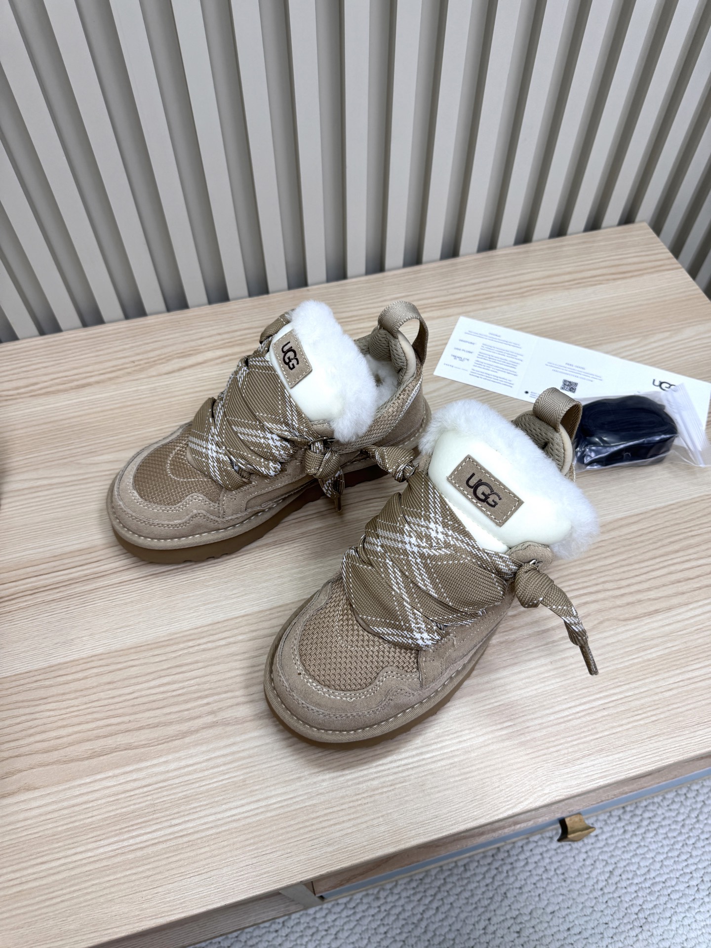 NO:534800,UGG｜ Low-top Mel casual shoes upper design, recycled ballistic canvas mesh, high-quality fur upper, two-color flat shoelaces. Mesh inner sole material, comfortable Treadlite by #UGG #EVA light wing outsole. Size 35~41 (customized for 41), snow boots, boots19860909UGG｜ 低帮梅尔休闲鞋 鞋面设计,再生弹道帆布网纱、采用优质翻毛皮鞋面,双色扁平鞋带. 网布内里 鞋底材质,舒适的Treadlite by #UGG #EVA 轻翼大底. 尺码35～41（41定做）,雪地靴,boots,Women's Shoes