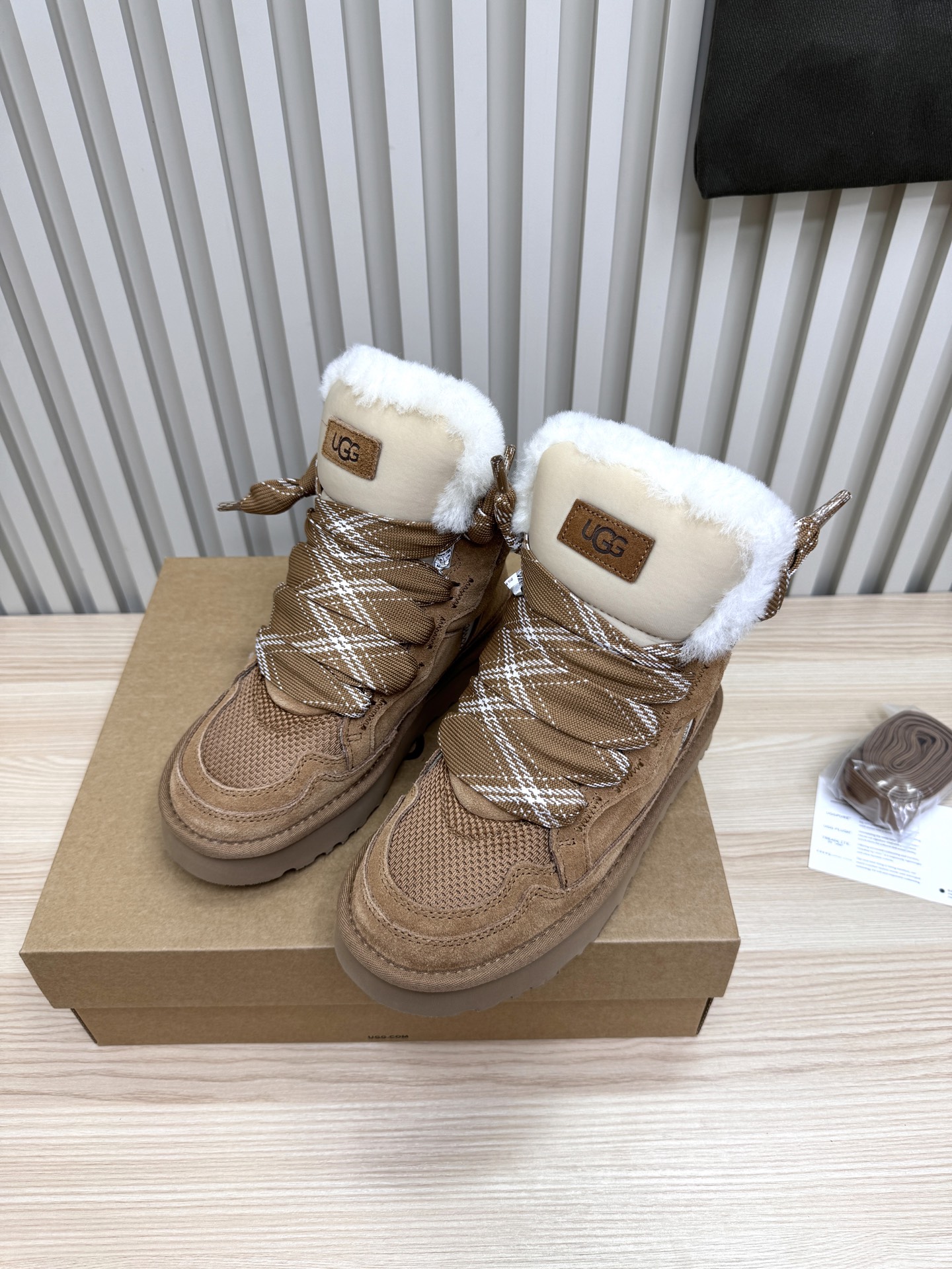 NO:534823,UGG | Gaobayou Meier casual shoes Upper design, recycled ballistic canvas mesh, high-quality fur upper, two-color flat shoelaces. Mesh inner sole material, comfortable Treadlite by #UGG #EVA light wing outsole. Size 35~41 (customized for 41), snow boots, boots19860909UGG｜ 高把你梅尔休闲鞋 鞋面设计,再生弹道帆布网纱、采用优质翻毛皮鞋面,双色扁平鞋带. 网布内里 鞋底材质,舒适的Treadlite by #UGG #EVA 轻翼大底. 尺码35～41（41定做）,雪地靴,boots,Women's Shoes