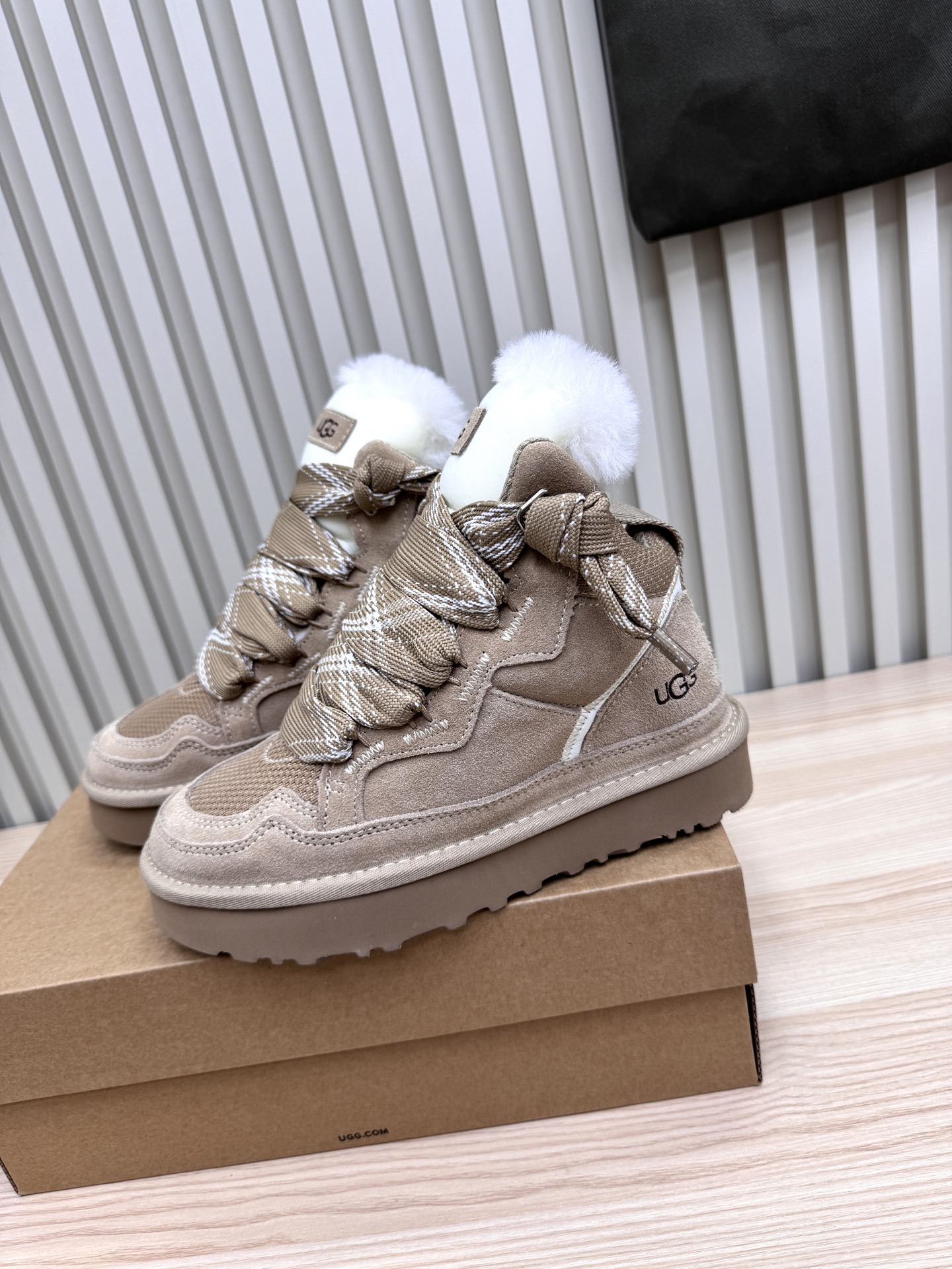 NO:534828,UGG | High-top Mer casual shoes upper design, recycled ballistic canvas mesh, high-quality fur upper, two-color flat shoelaces. Mesh inner sole material, comfortable Treadlite by #UGG #EVA light wing outsole. Size 35~41 (customized for 41), snow boots, boots19860909UGG｜ 高帮梅尔休闲鞋 鞋面设计,再生弹道帆布网纱、采用优质翻毛皮鞋面,双色扁平鞋带. 网布内里 鞋底材质,舒适的Treadlite by #UGG #EVA 轻翼大底. 尺码35～41（41定做）,雪地靴,boots,Women's Shoes