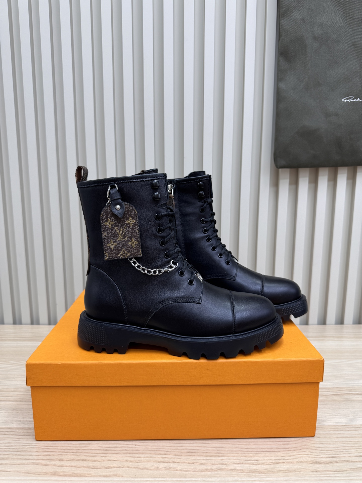 NO:559110,The latest short boots model from LV 2025 official website!  This District Ranger ankle boot carries military inspiration and Louisdon's travel heritage. The soft cow leather upper is embellished with metal chains and luggage tag-shaped charms made of Monogram canvas. The EVA outsole has fine ridges, thick yet light. It is a comfortable and generous, versatile and very good-looking fashionable short boot. The upper is full-grain cowhide, and the lining is sheepskin. The outsole is EVA foam sole.  Size 35~40 (size 41.42 can be customized without return), boots, louis vuitton, louis vuitton, boots, cowhide, sheepskin19860909LV 2025官网最新短靴款！ 本款District Ranger 及踝靴承载军旅灵感和路易登的旅行传承,为舒软牛皮革鞋面点缀金属链条和 Monogram 帆布制成的行李牌形状挂饰.EVA 外底拥有细致凸纹,厚实而不失轻盈.是一款舒适大方,上脚百搭而又非常好看的时尚短靴 鞋面全粒面牛皮 内里垫脚羊皮 大底EVA发泡底 码数35～40码（41.42码可以定做不退换),靴子,louis vuitton,louis vuitton,boots,cowhide,sheepskin,Women's Shoes