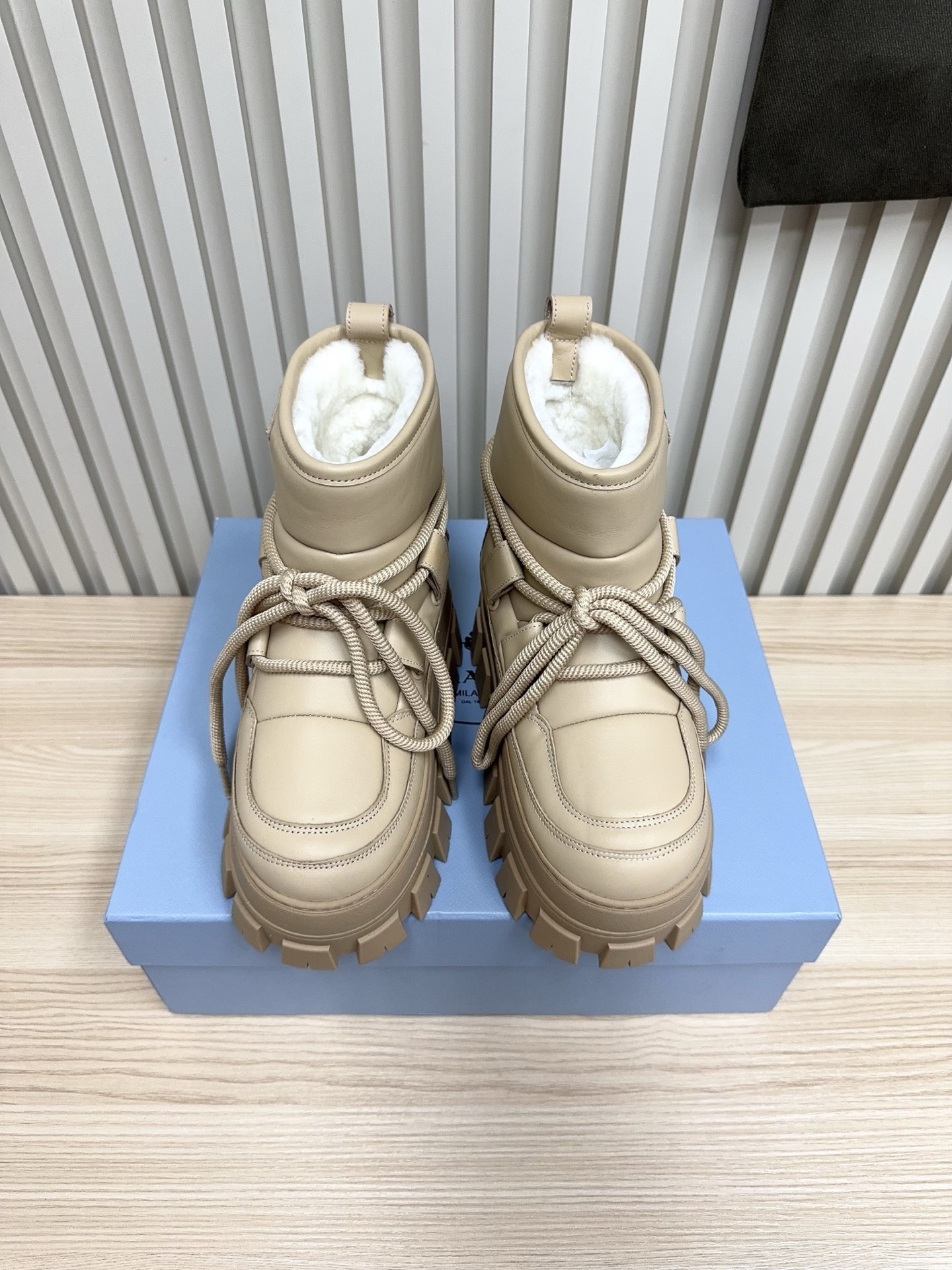 NO:558802,Prada / Prada / ski boots / snow boots 24 autumn and winter latest snow boots!  The wool collar echoes the design up and down!  The Prada brand logo is outlined to highlight the high-end atmosphere!  Made of sheepskin lining imported from Australia, the warmth retention effect is great in winter. Fabric: two layers of frosted cowhide/sheepskin. The lining is sheepskin imported from Australia. Outsole is original Tpu film-absorbent outsole size 35-41 (customized for 41), snow boots, prada, prada, boots, cowhide, sheepskin.19860909Prada / 普拉达/滑雪靴/雪地靴 24秋冬最新款雪地靴！羊毛领口上下呼应设计！勾勒出普拉达品牌logo 凸显高端大气 ！采用澳洲进口羊皮毛内里,冬季保暖效果超赞 面料二层磨砂牛皮/羊皮 内里澳洲进口羊皮羊一体 大底原厂Tpu吸膜大底 size35-41（41定做）,雪地靴,prada,prada,boots,cowhide,sheepskin,Women's Shoes